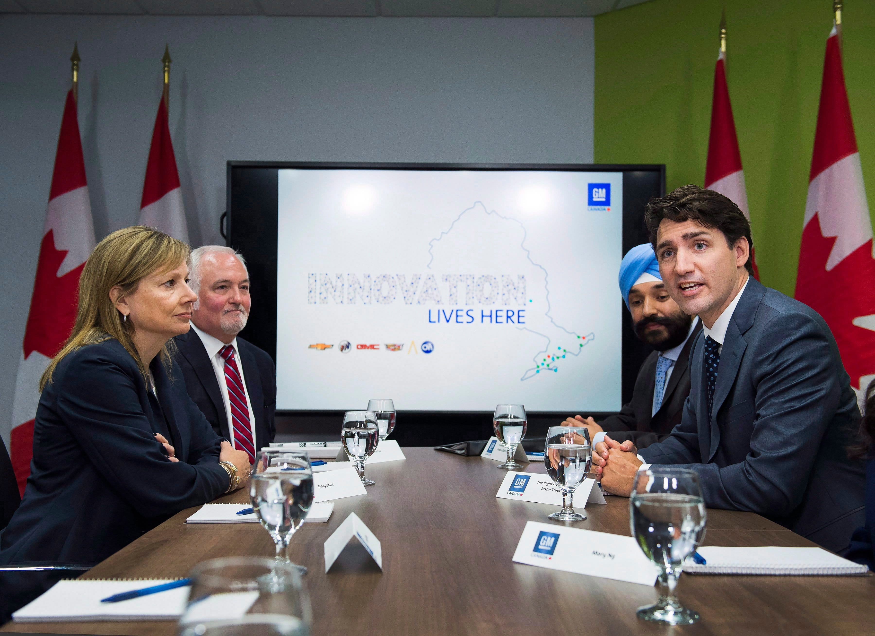 Prime Minister Justin Trudeau speaks with Mary Barra, CEO of General Motors, during a meeting at the GM office in Markham, Ont., on Thursday, June 22, 2017. (THE CANADIAN PRESS/Nathan Denette)