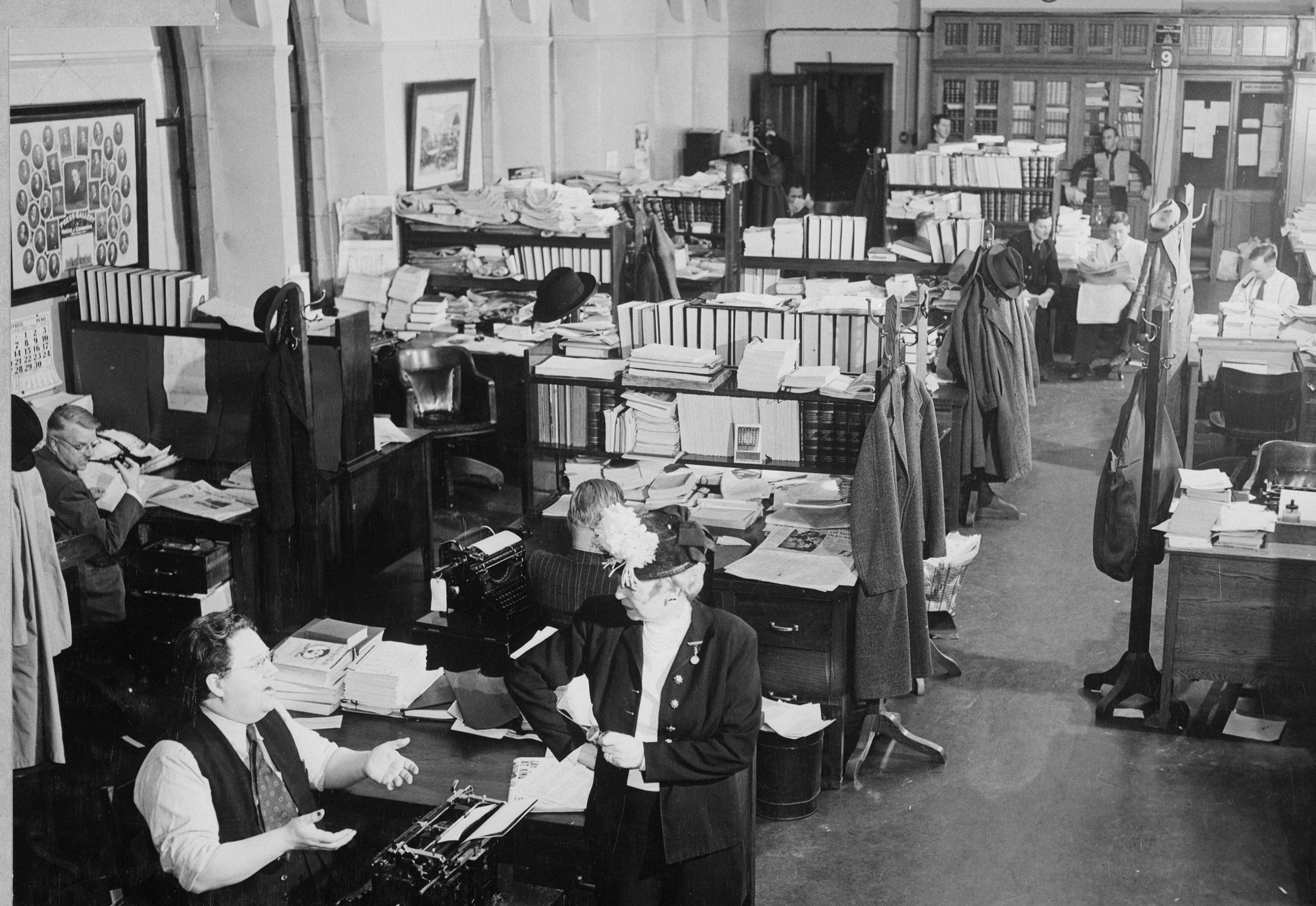 Journalists confer in the Parliamentary Press Gallery's "hot room" on Parliament Hill. (Bud Glunz and Chris Lund/National Film Board of Canada/LAC PA-165027)