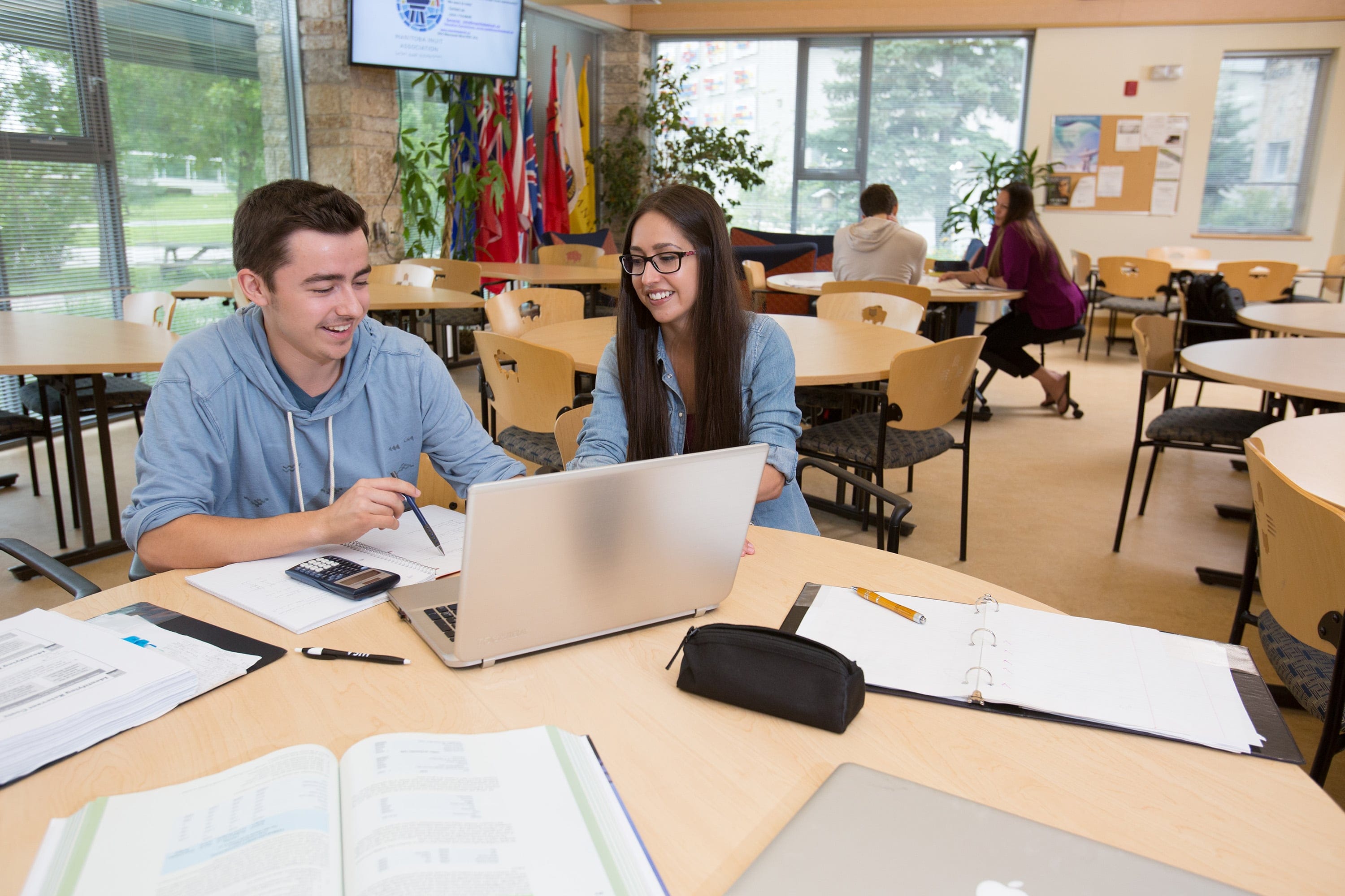 University of Manitoba students on campus. (Marianne Helm/University of Manitoba)