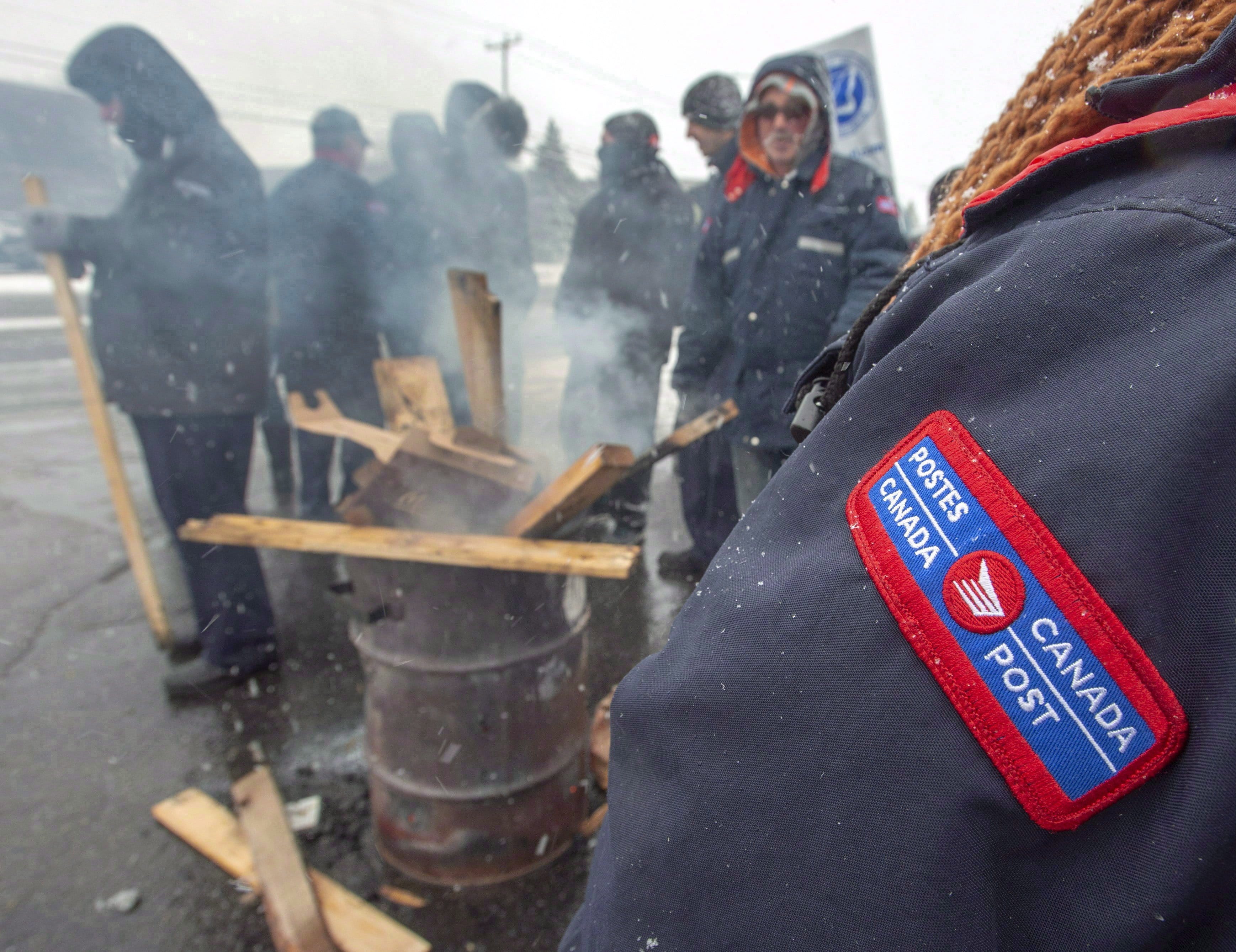 Canada Post workers spend the last hours on the picket line before the government ordered them to end their rotating strike on Nov. 27, 2018 in Montreal. (THE CANADIAN PRESS/Ryan Remiorz)