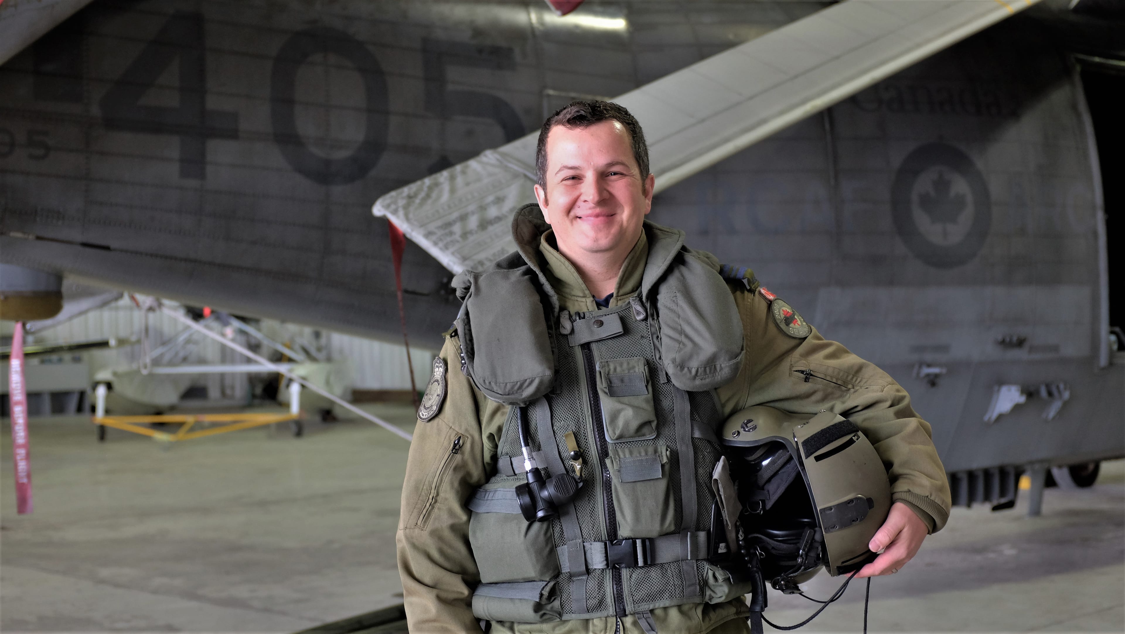 <span>Maj. Chris Inchley with Sea King CH-12405 after flying it from Victoria to Trenton, to deliver the aircraft to its final destination at the National Air Force Museum. (Captain Brian Norwick/DND)<span>