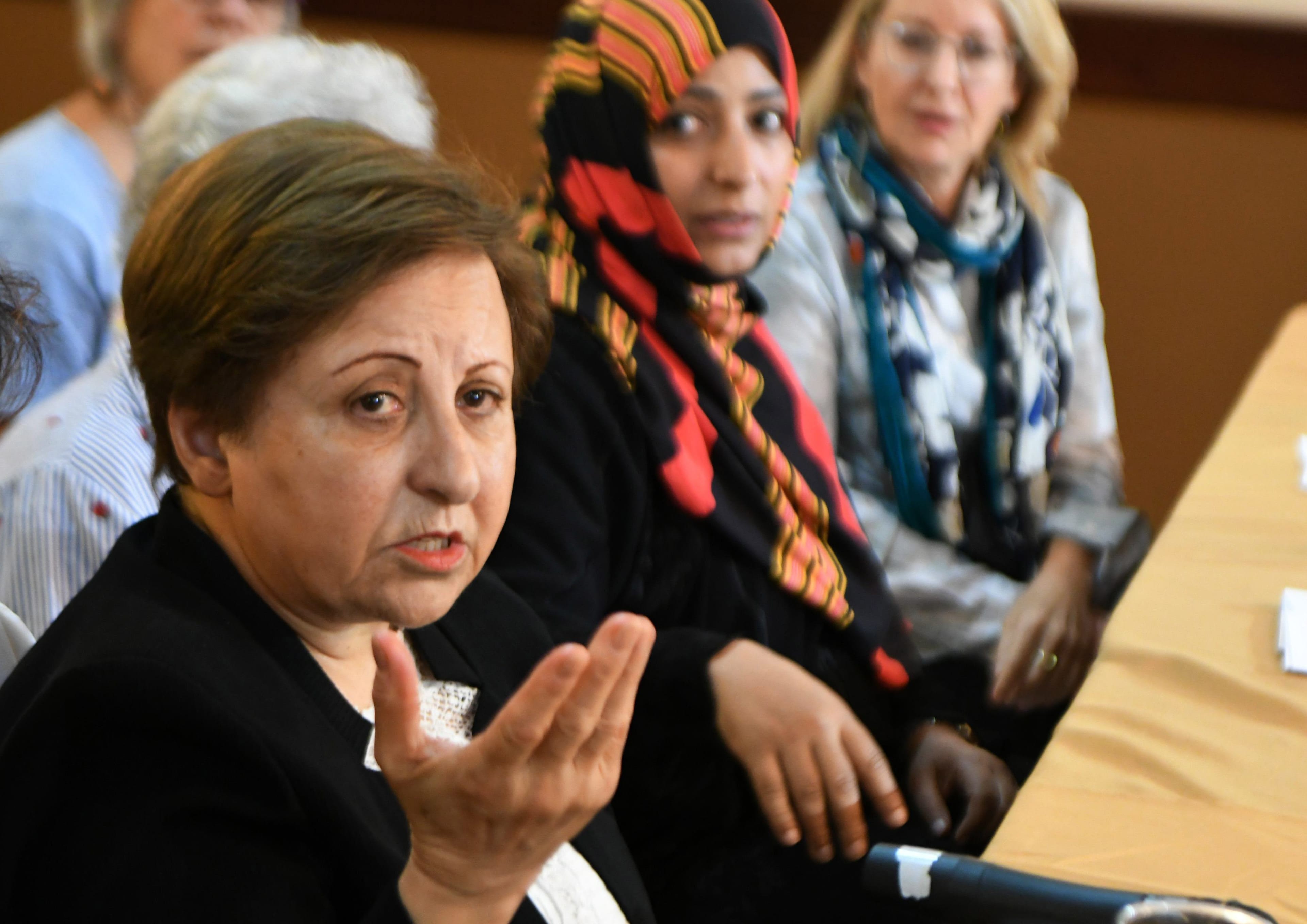 Sherin Ebadi (L) at a press conference in Tegucigalpa in 2017 (Orlando Sierra/AFP/Getty Images)
