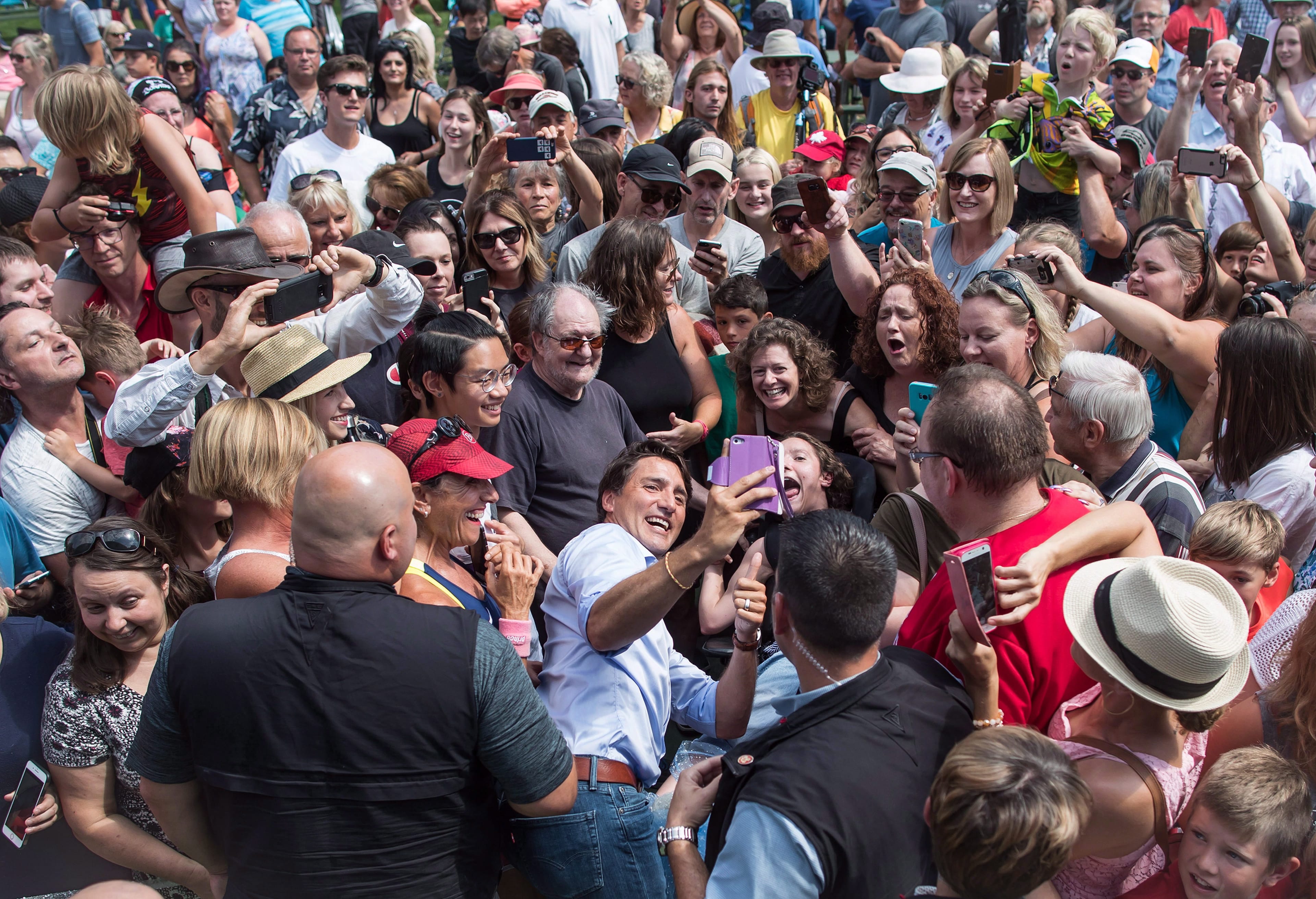 Trudeau takes a selfie during a visit to B.C. Day celebrations in Penticton, B.C., on Monday Aug. 6, 2018. (Darryl Dyck/CP)