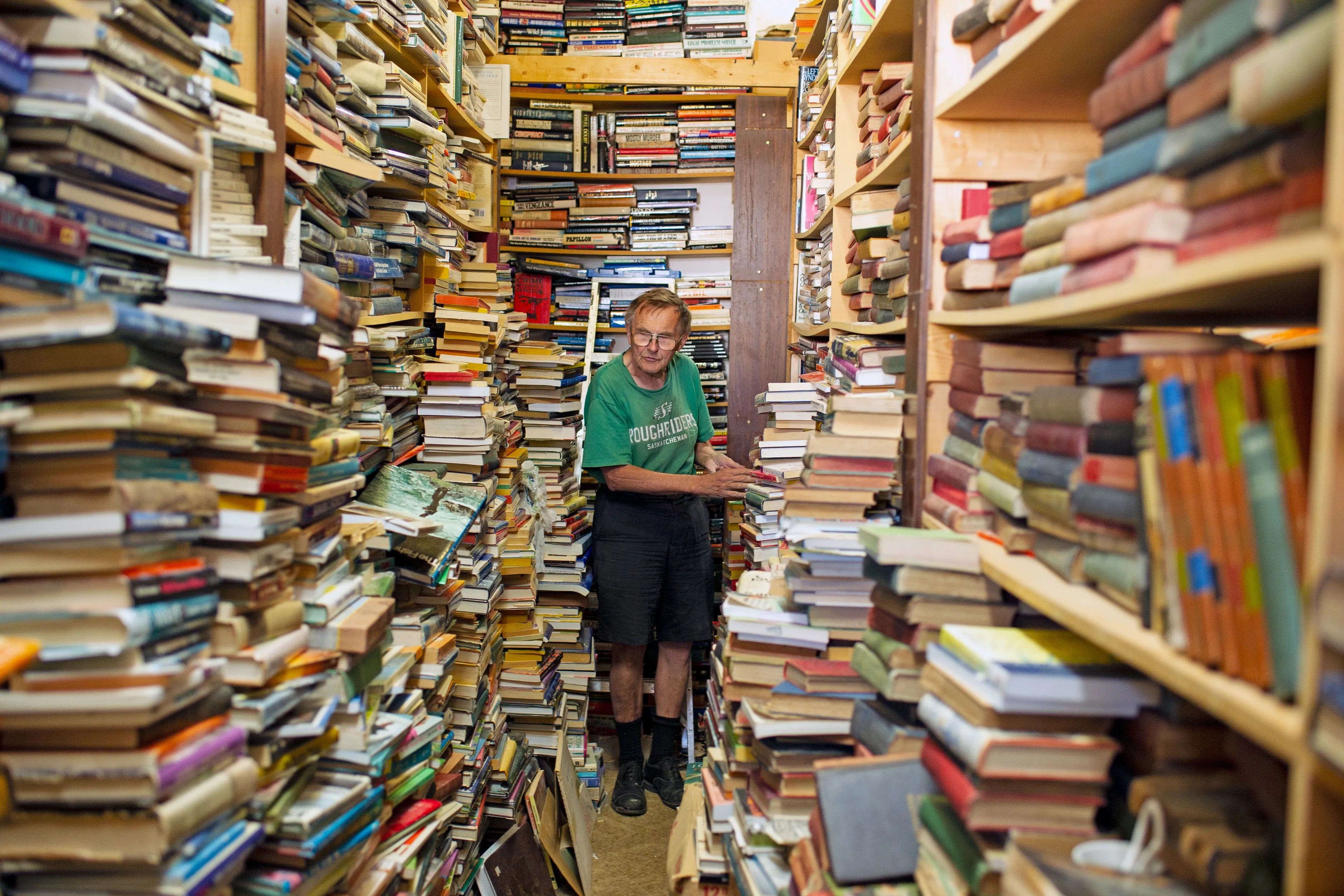 Crawford works his way through his book shop in Perdue, Sask.(Photograph by Mark Taylor)