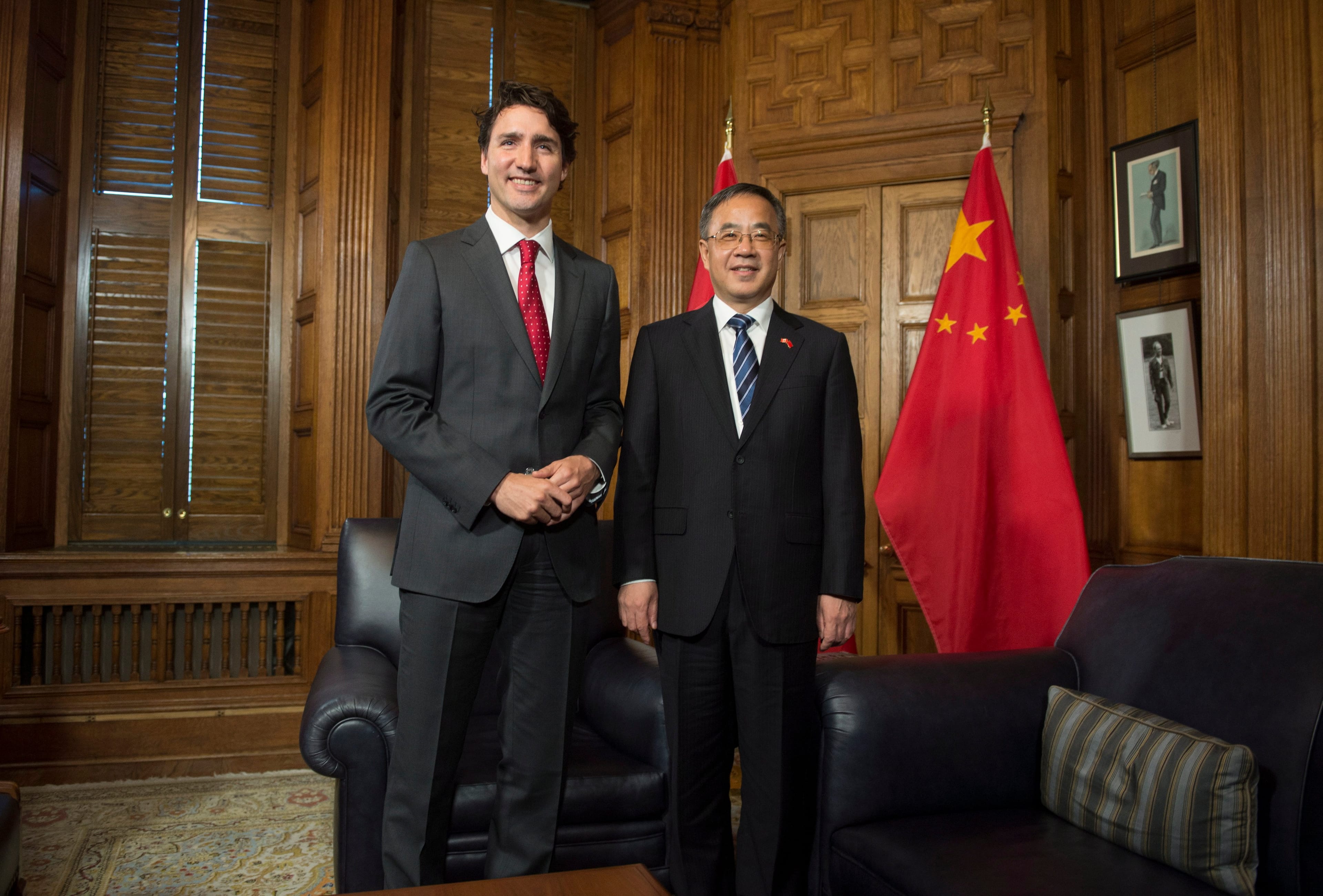 Trudeau speaks with Hu Chunhua, Politburo Member of the Communist Party of China and Party Secretary of Guangdong Province before a meeting in his office on Parliament Hill on May 10, 2016. (THE CANADIAN PRESS/Adrian Wyld)