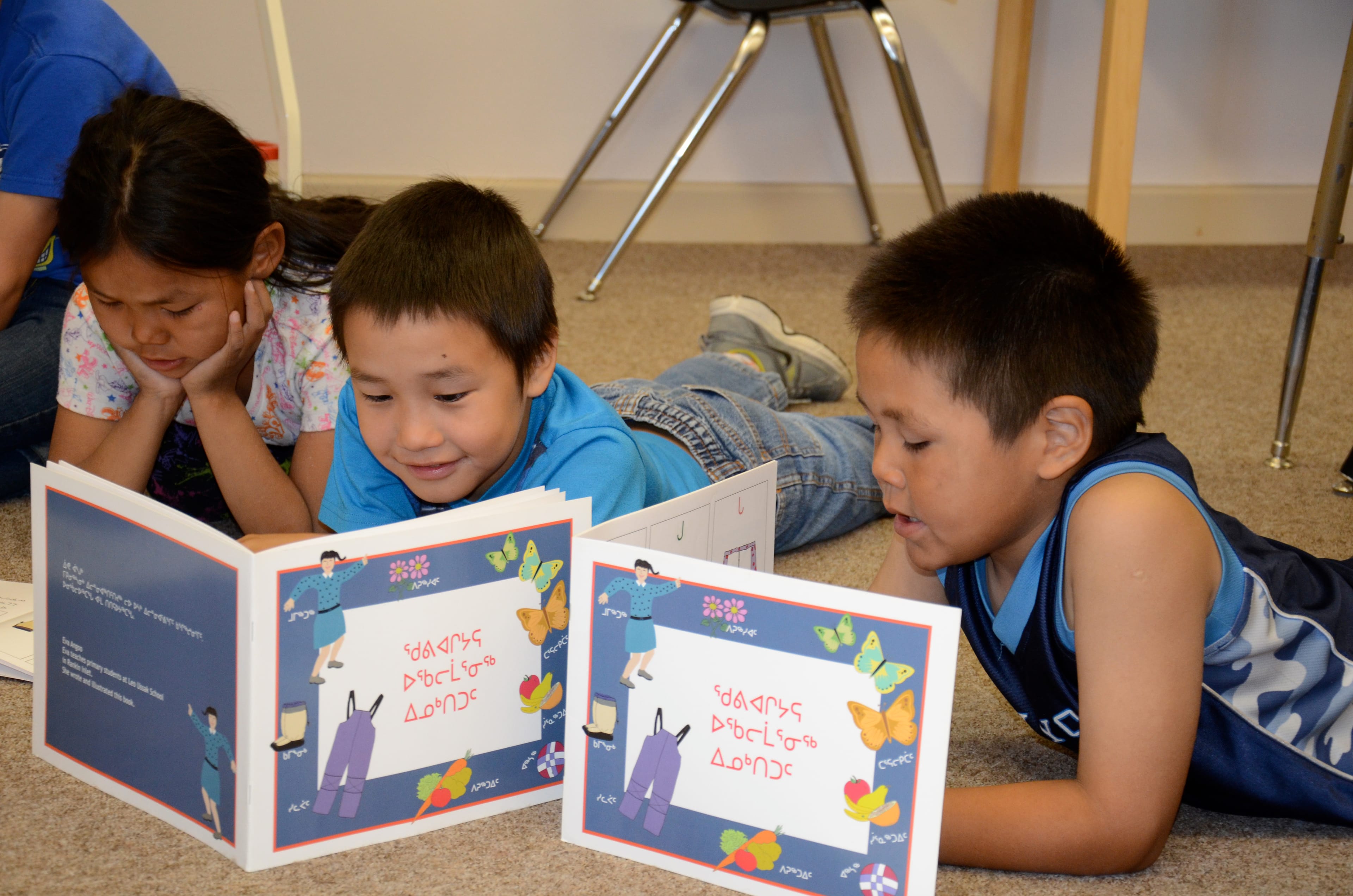 Inuit schoolchildren speak in English to each other on the playground at Leo Ussak Elementary School, Rankin Inlet.Inuit schoolchildren in a Gr. 3 class reading aloud in Inuktitut at Leo Ussak Elementary School, Rankin Inlet. (Tonda MacCharles/Toronto Star/Getty Images)