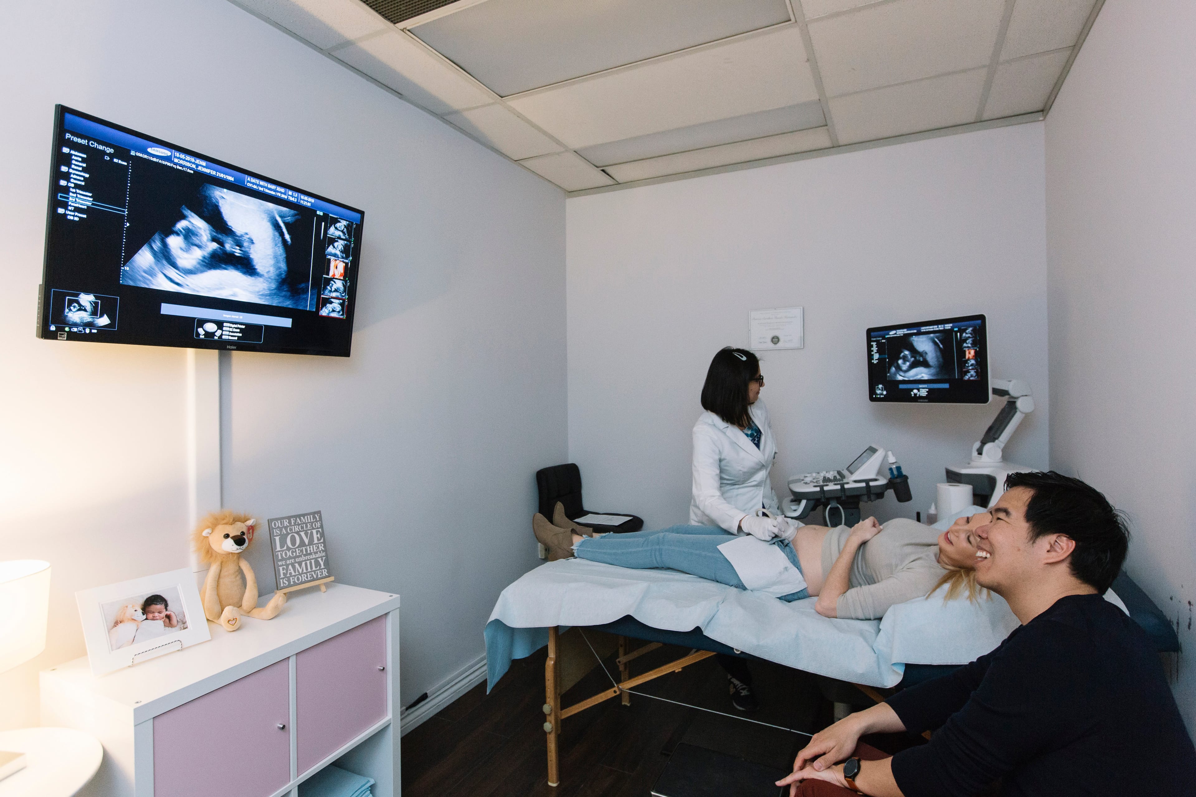 Jennifer Morrison and Lincoln Lo attend an ultrsound appointment with technician
Patricia Faneite at "A Date With Baby 3D/4D Ultrasound Studio” in Toronto (Photograph by Jenna Marie Wakani)