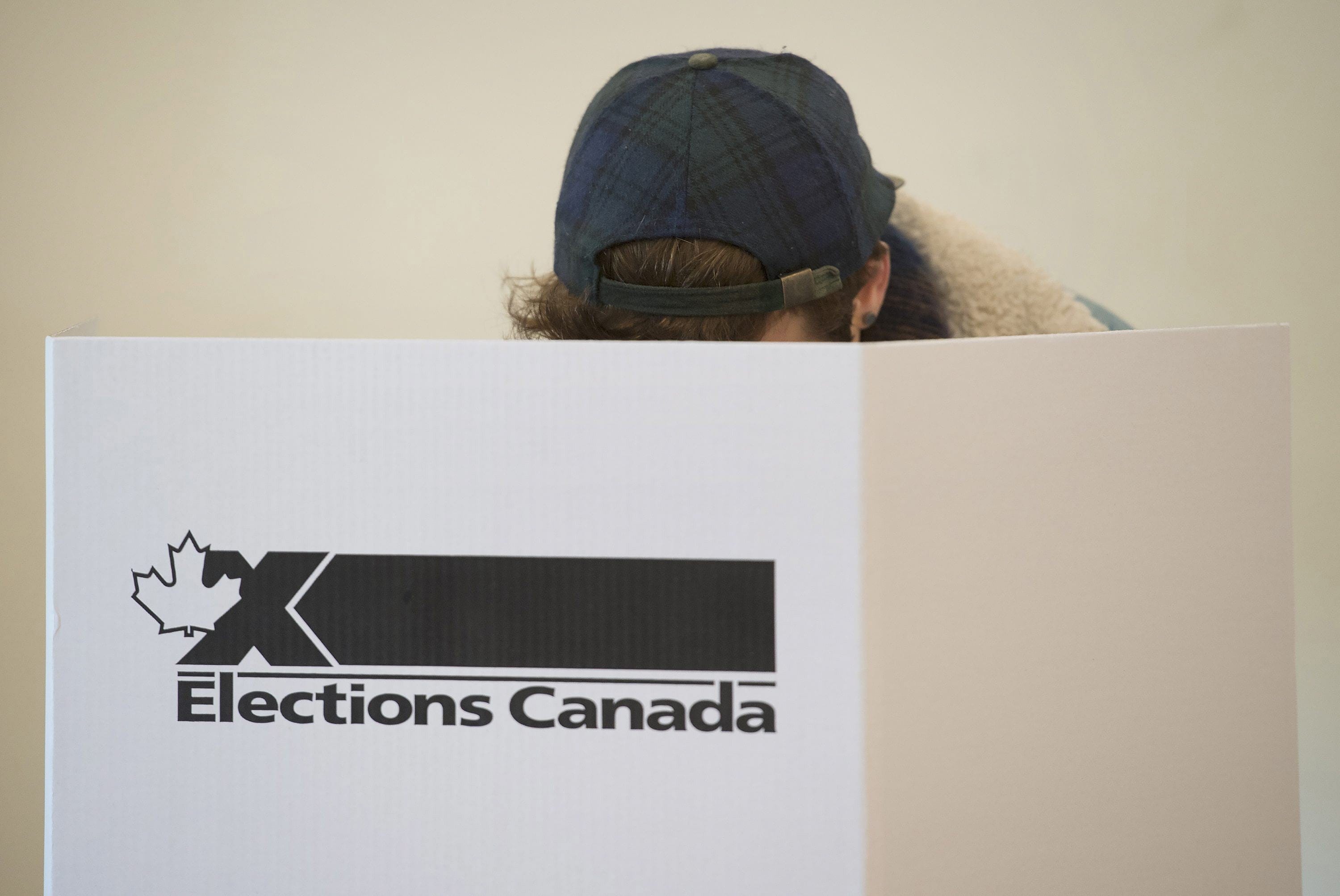 A woman marks her ballot in the riding of Vaudreuil-Soulanges, west of Montreal, on Oct. 19, 2015 (THE CANADIAN PRESS IMAGES/Graham Hughes)