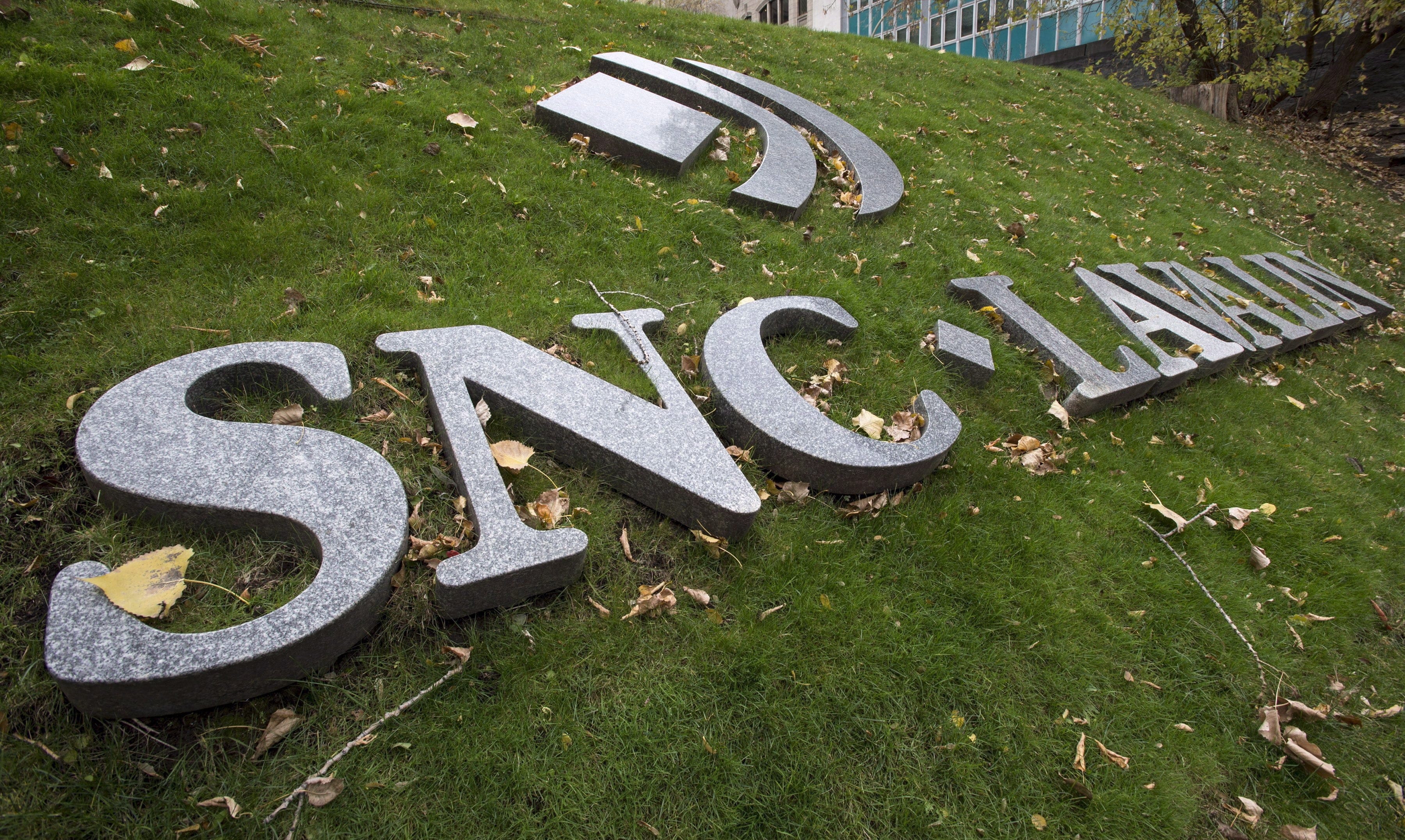 The front lawn of the headquarters of SNC Lavalin is seen on Nov. 6, 2014 in Montreal. (Paul Chiasson/CP)