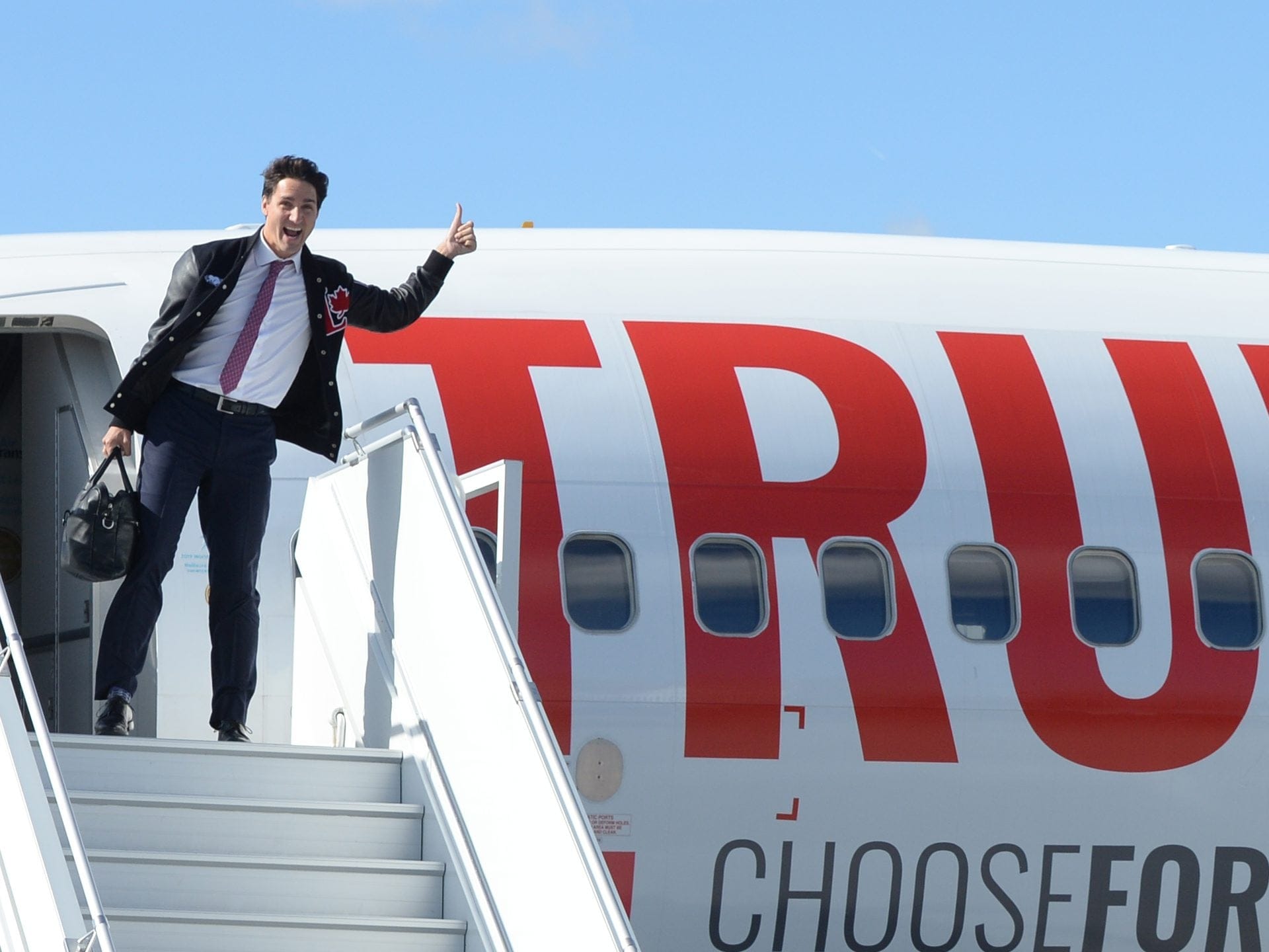 Trudeau boards his campaign plane in Ottawa on Sept. 29, 2019 (THE CANADIAN PRESS/Ryan Remiorz)