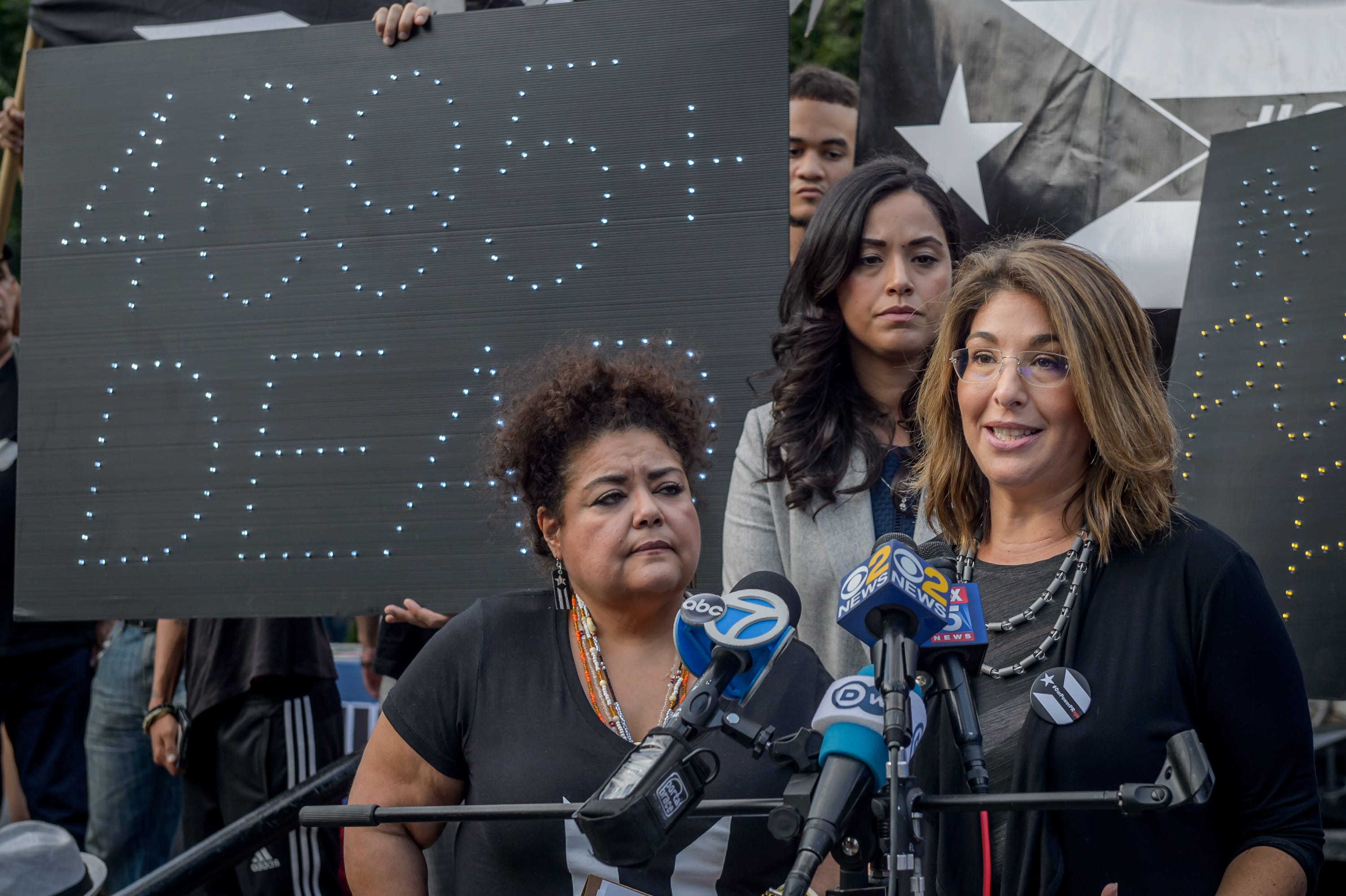 Author, social activist, and filmmaker Naomi Klein (right). (Photo by Erik McGregor/Pacific Press/LightRocket via Getty Images)