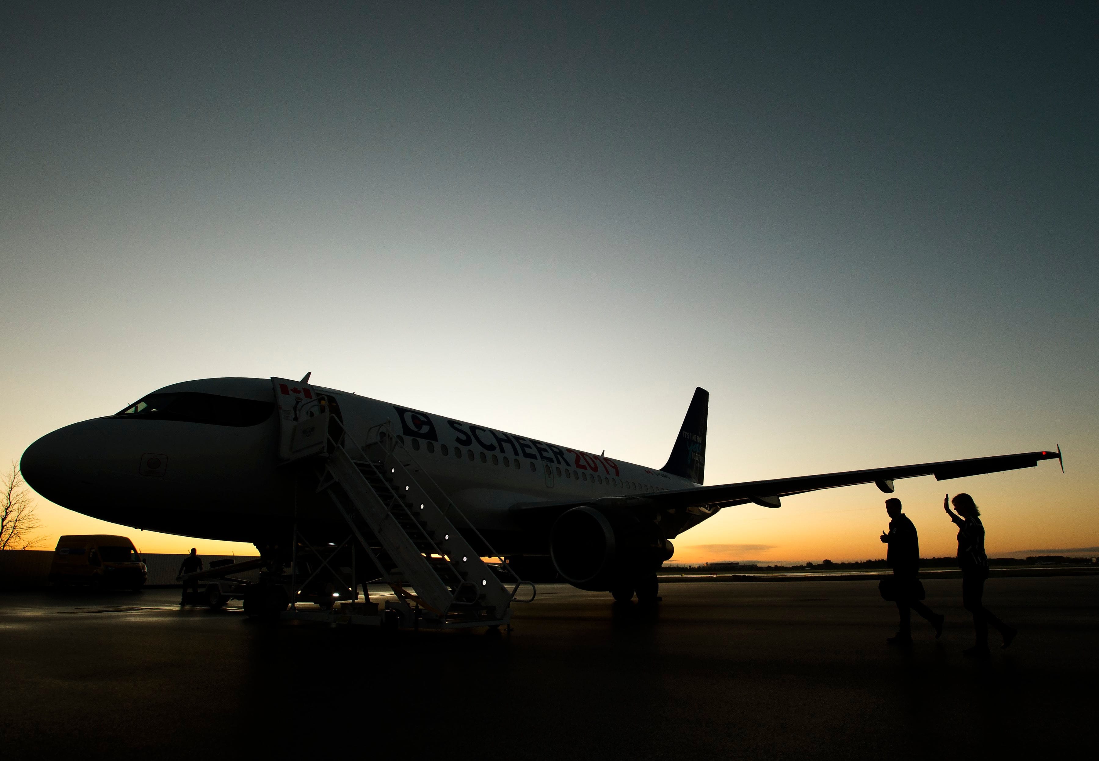 Federal Conservative leader Andrew Scheer, left, and his wife Jill board their campaign plane in Montreal, Que., on Friday, September 27, 2019. (Nathan Denette/CP)