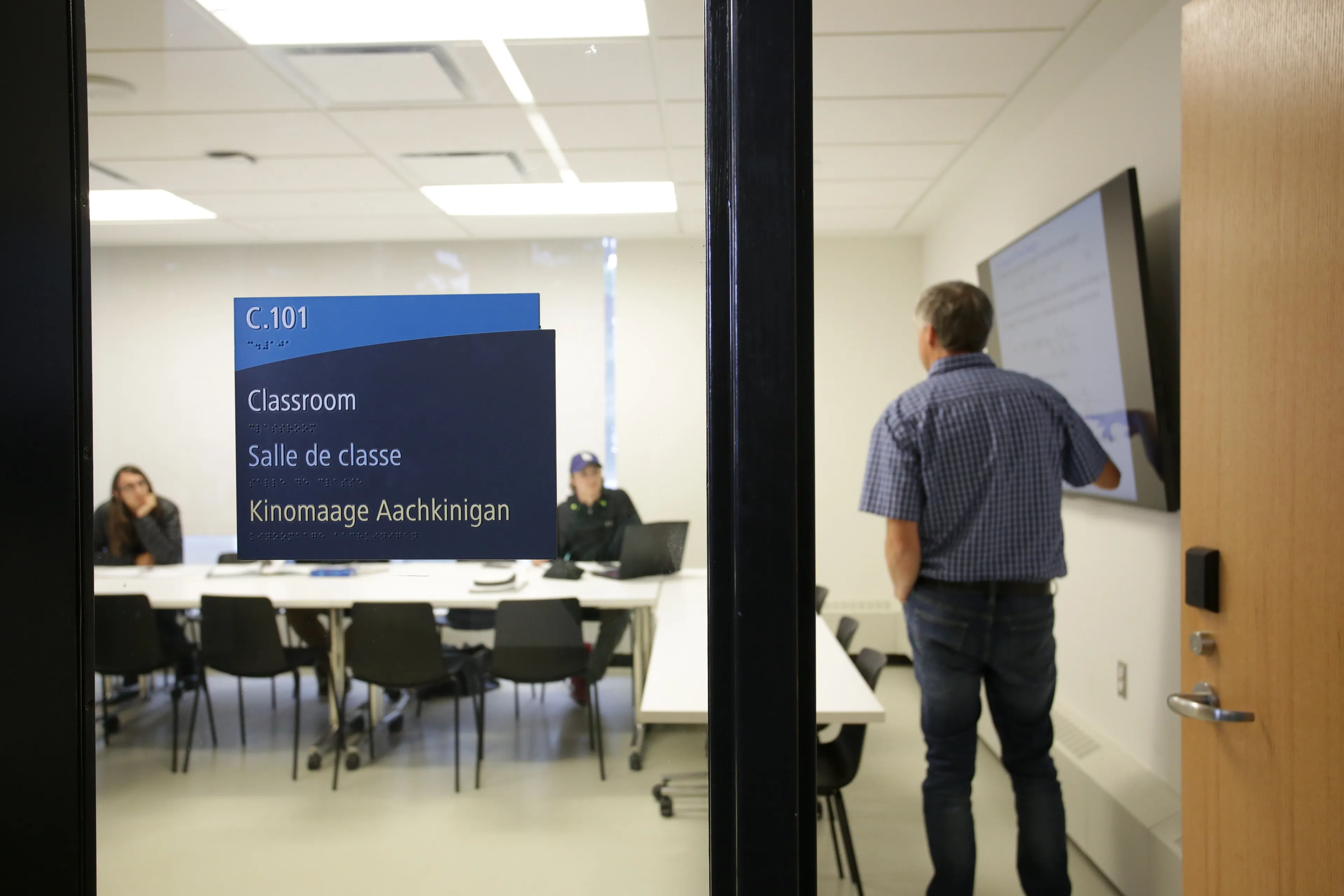 Trilingual signage at Laurentian University (JORO Photography/Laurentian University)