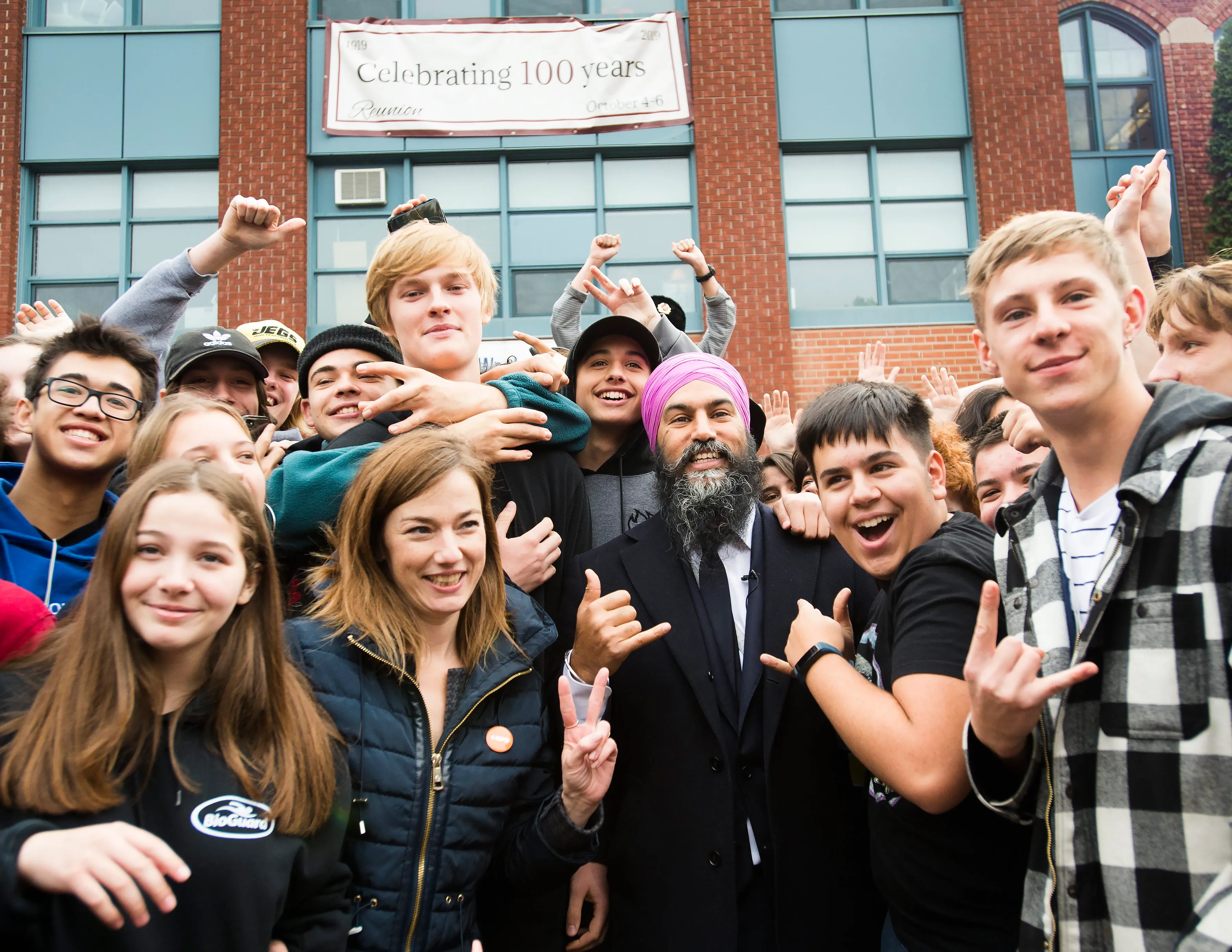 Singh poses with students during a campaign stop in Hudson, Que., on Oct. 16, 2019 (THE CANADIAN PRESS/Nathan Denette)