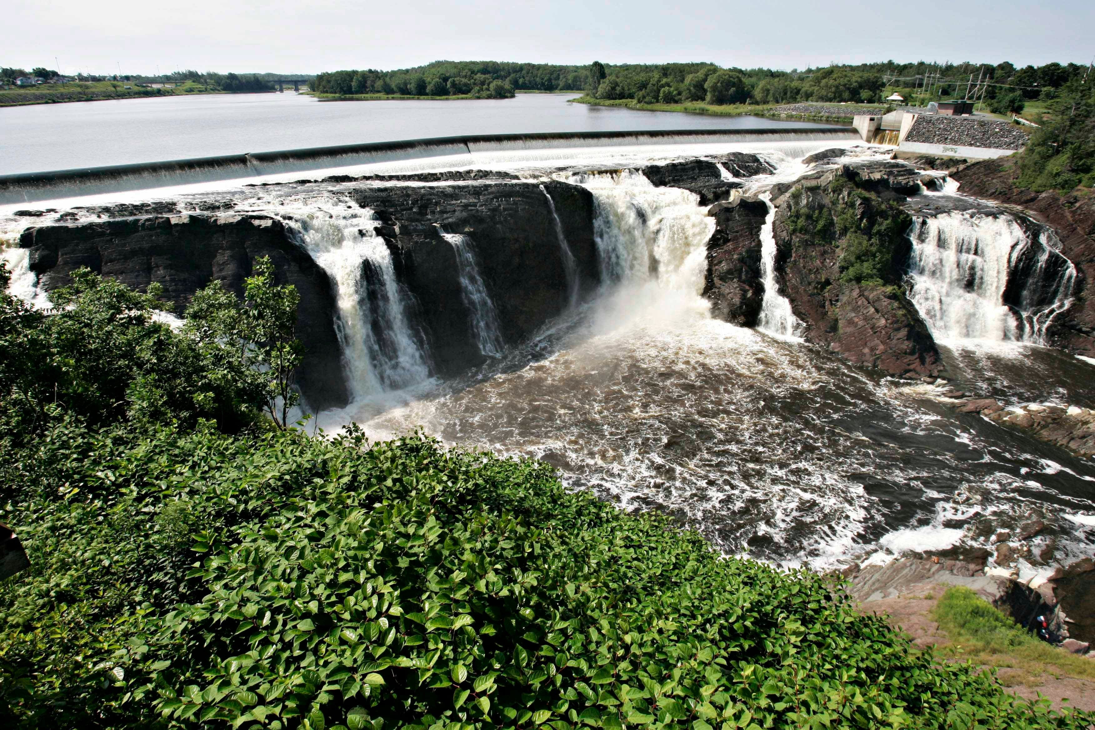 The Chaudiere Falls on Jul. 31, 2006 in Levis Que. (Jacques Boissinot/CP)
