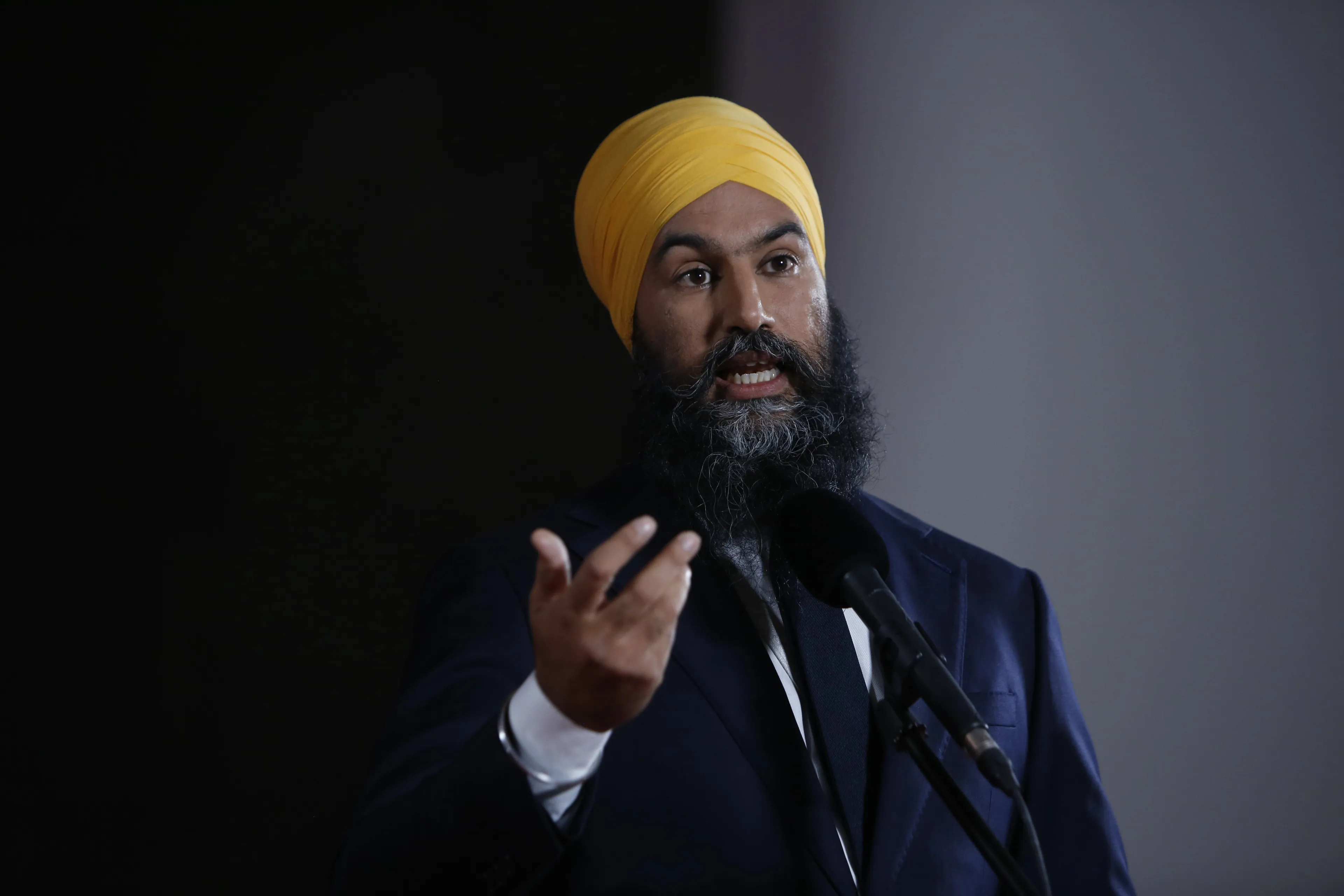 Jagmeet Singh, leader of the NDP, speaks to members of the media following the federal leader's debate in Gatineau, Quebec on Oct. 7, 2019. (David Kawai/Bloomberg via Getty Images)