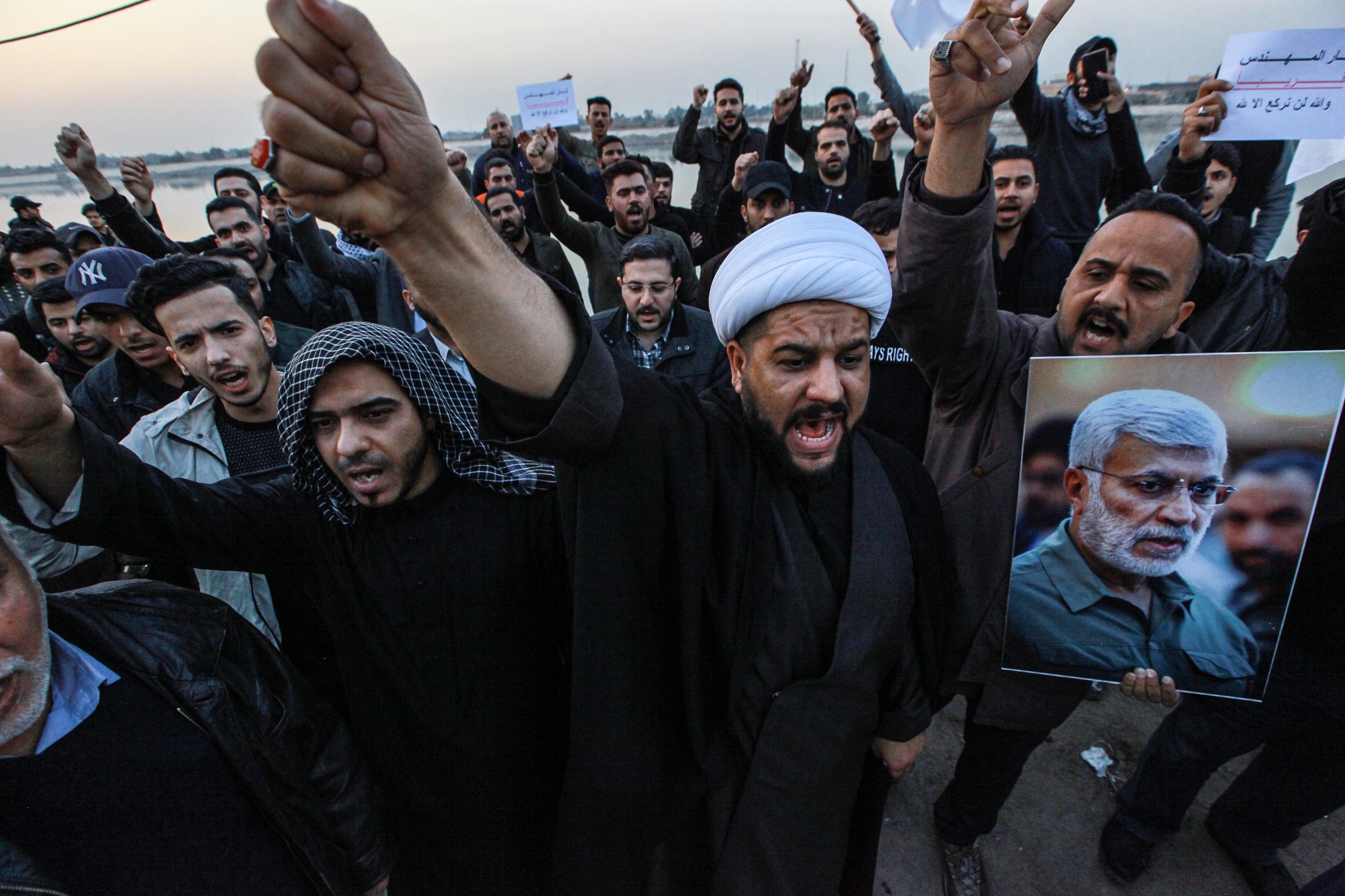 Supporters of the predominantly Shia Muslim Popular Mobilization Forces hold an anti-US protest in Baghdad after the U.S. airstrike in Baghdad that killed Soleimani (Ameer Al Mohmmedaw/picture alliance/Getty Images)