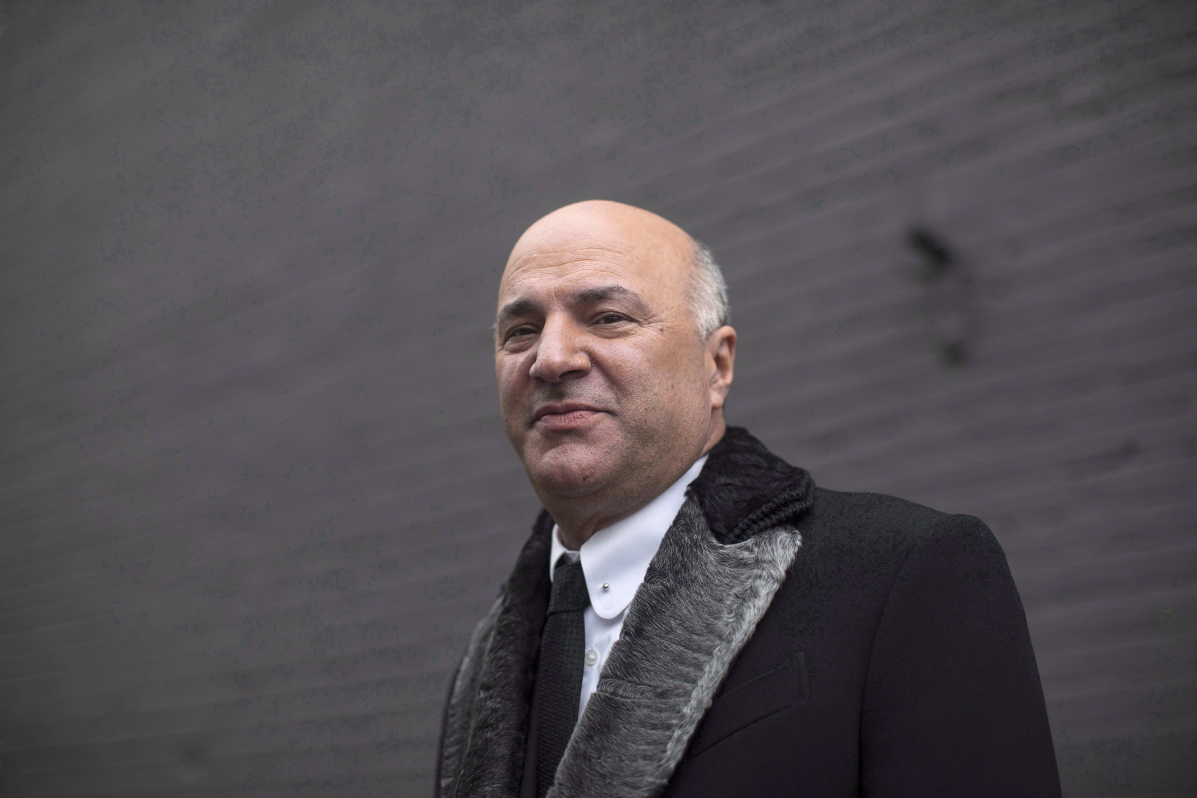 Federal Conservative leadership candidate Kevin O'Leary leaves a television studio following an interview in Toronto on Jan. 18, 2017. (Chris Young/CP)