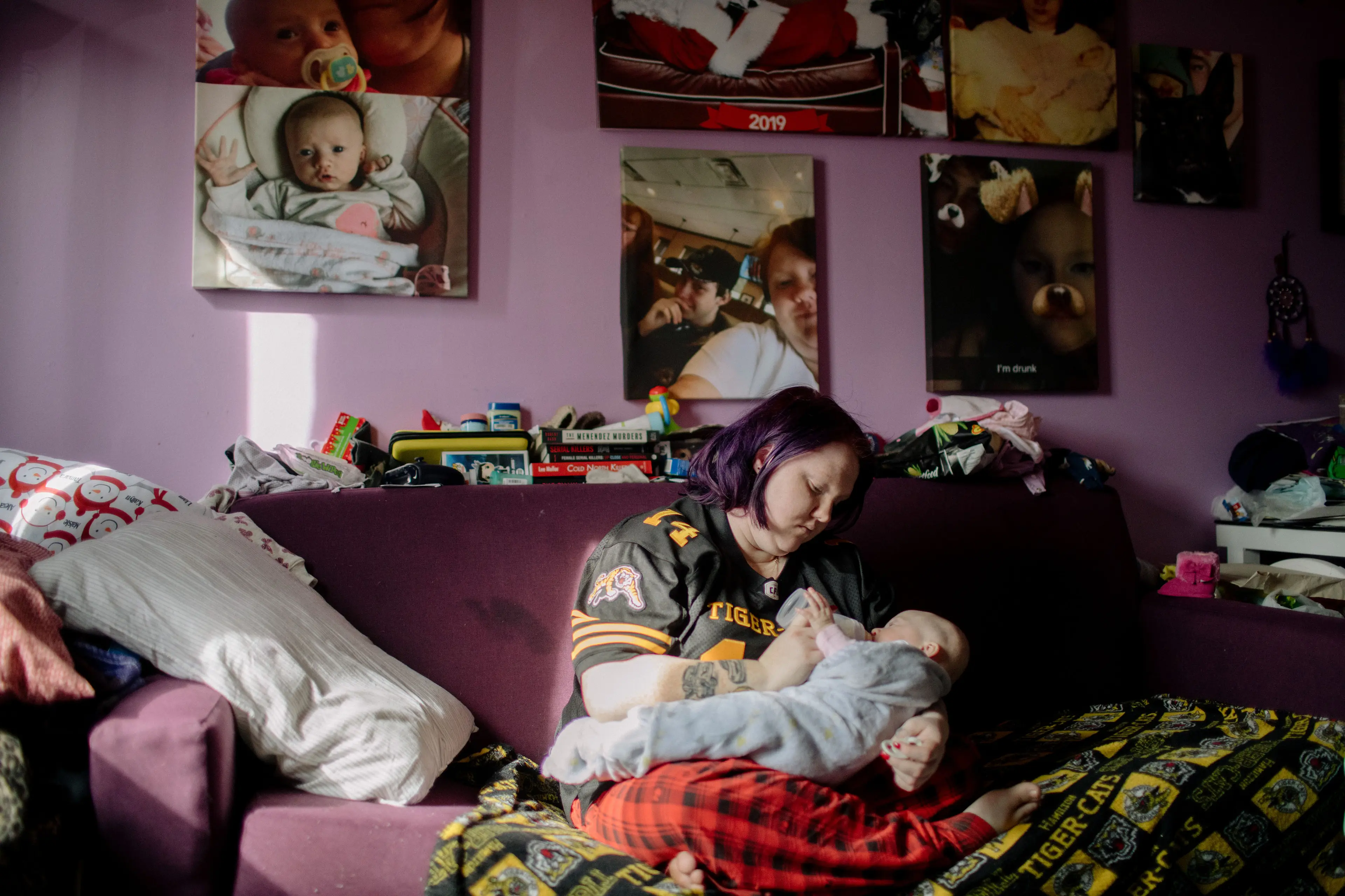 Karissa and her daughter, Maisey Devan, in their Hamilton home. (Photograph by Chloë Ellingson)