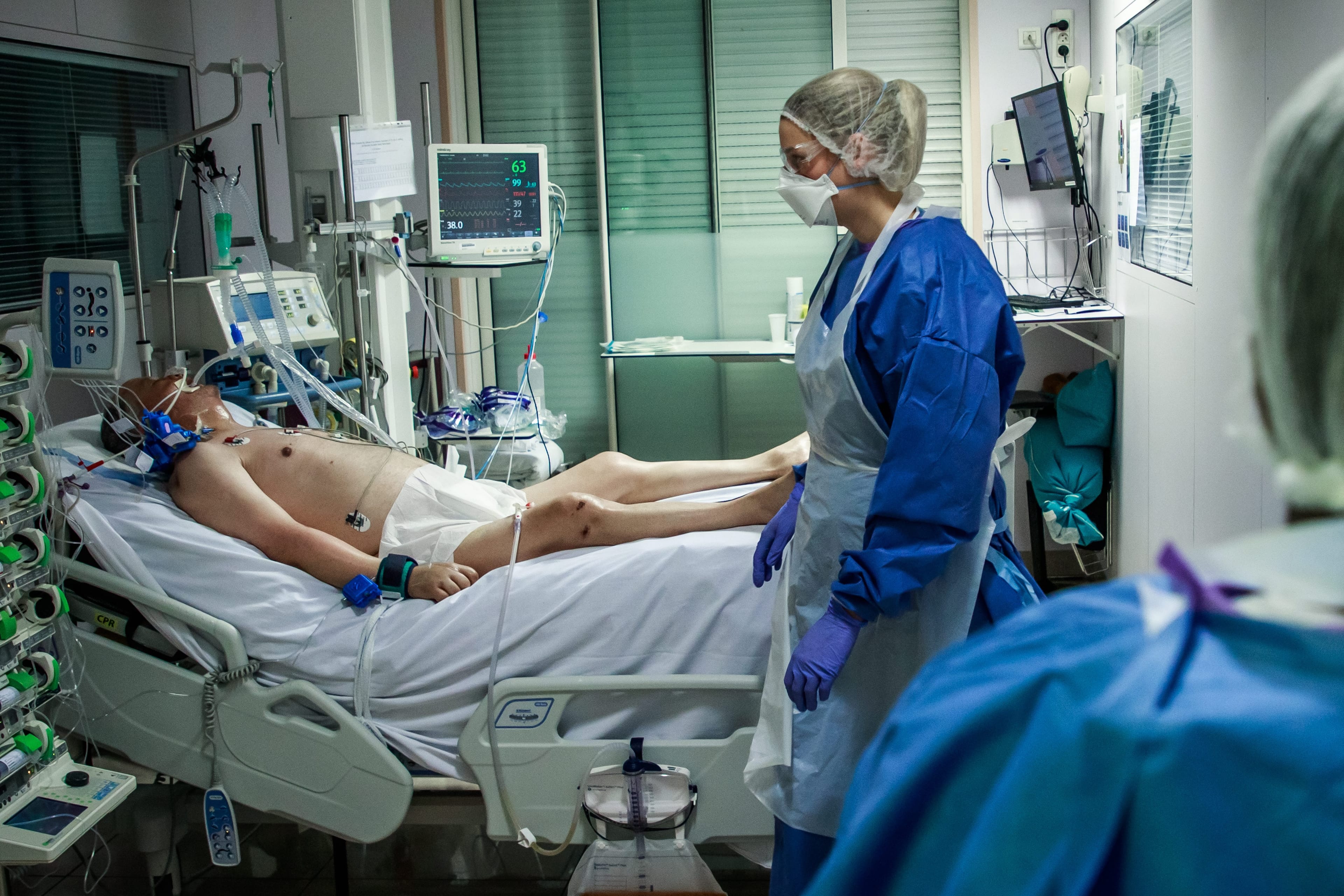 A doctor takes care of a patient during a night watch at the resuscitation intensive care unit of the Ambroise Pare clinic in Neuilly-sur-Seine, near Pari on Apr. 10 2020. (EPA/CHRISTOPHE PETIT TESSON/EPA/CP)