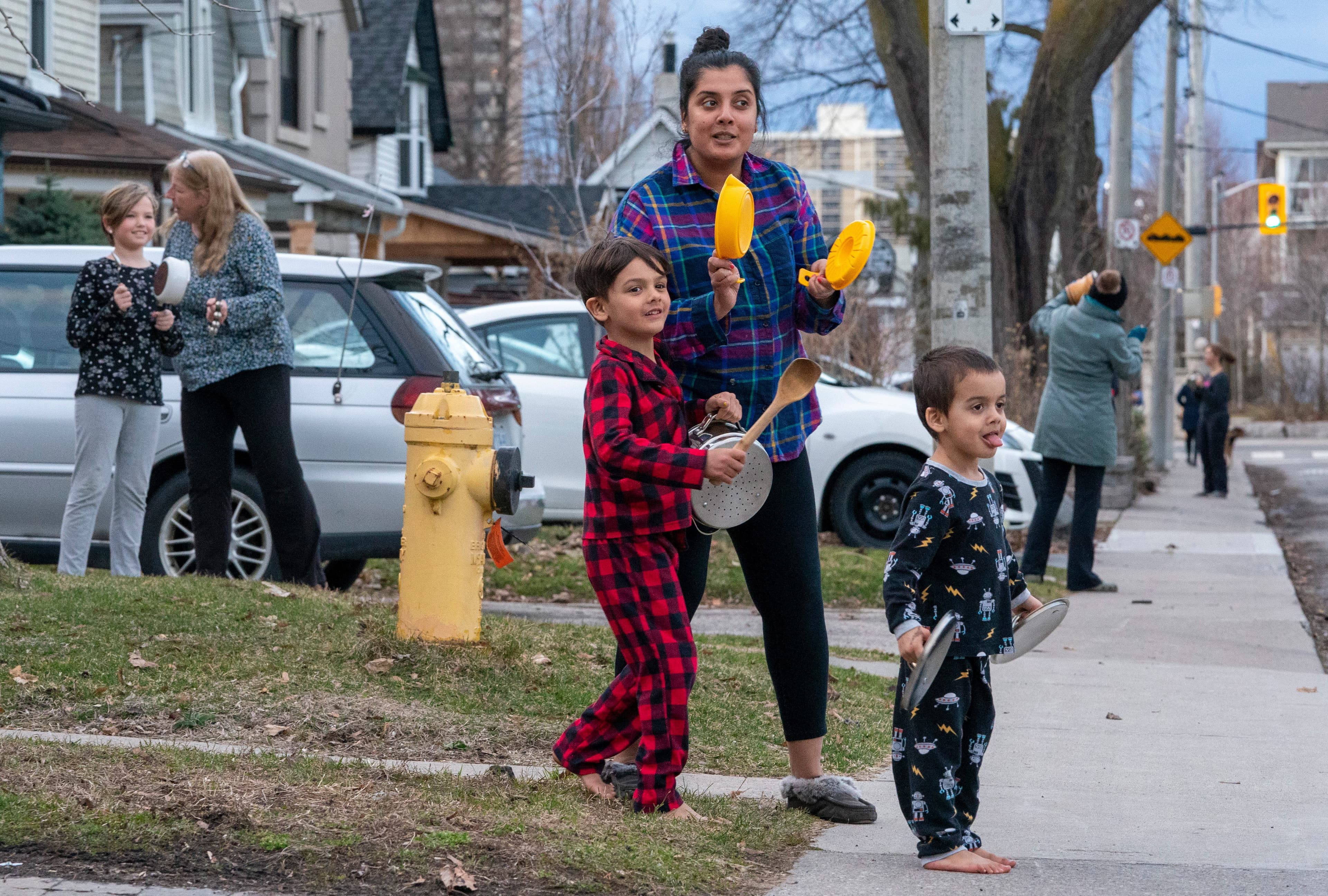 Every evening, Canadians emerge to cheer on health care workers: ‘It means so much’ (Frank Gunn/CP)
