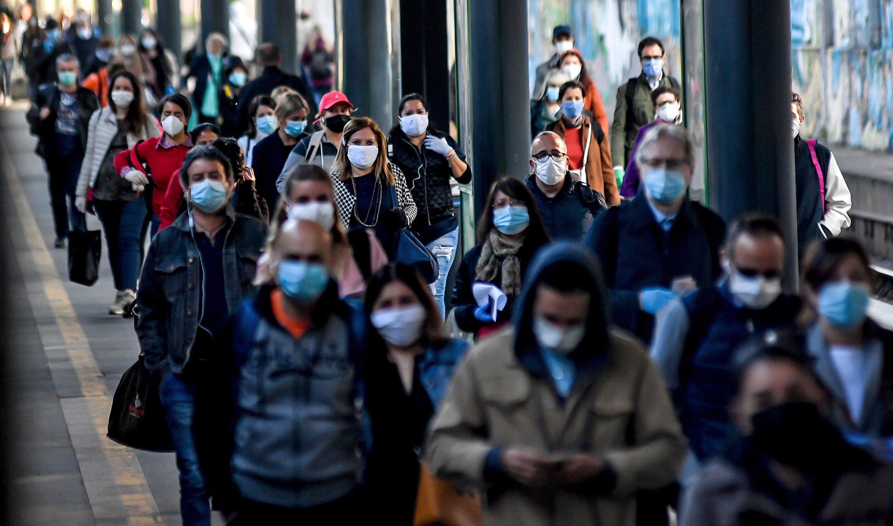 Commuters crowd Cadorna train station in Milan, Italy on May 4, 2020. Italy began stirring again Monday after a two-month coronavirus shutdown. (Claudio Furlan/AP/CP)