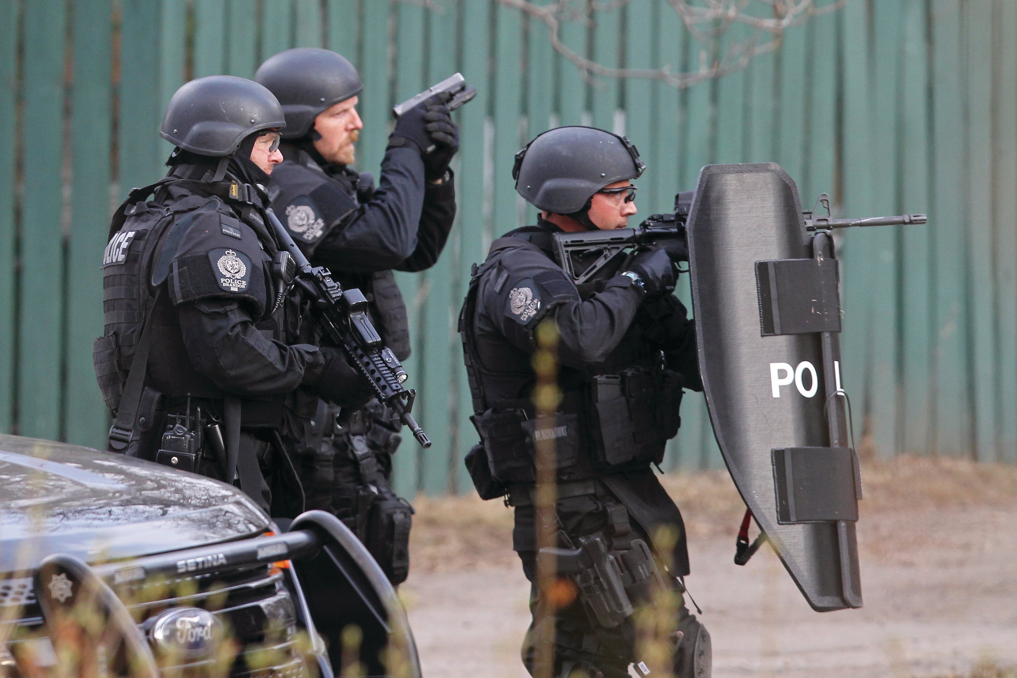 Members of the Brandon Police Services Emergency Response Team move in towards a home on Louise Avenue west of 15th Street during a standoff with an agitated male on Tuesday. The standoff lasted several hours before coming to a peaceful conclusion early Wednesday morning. (Tim Smith)