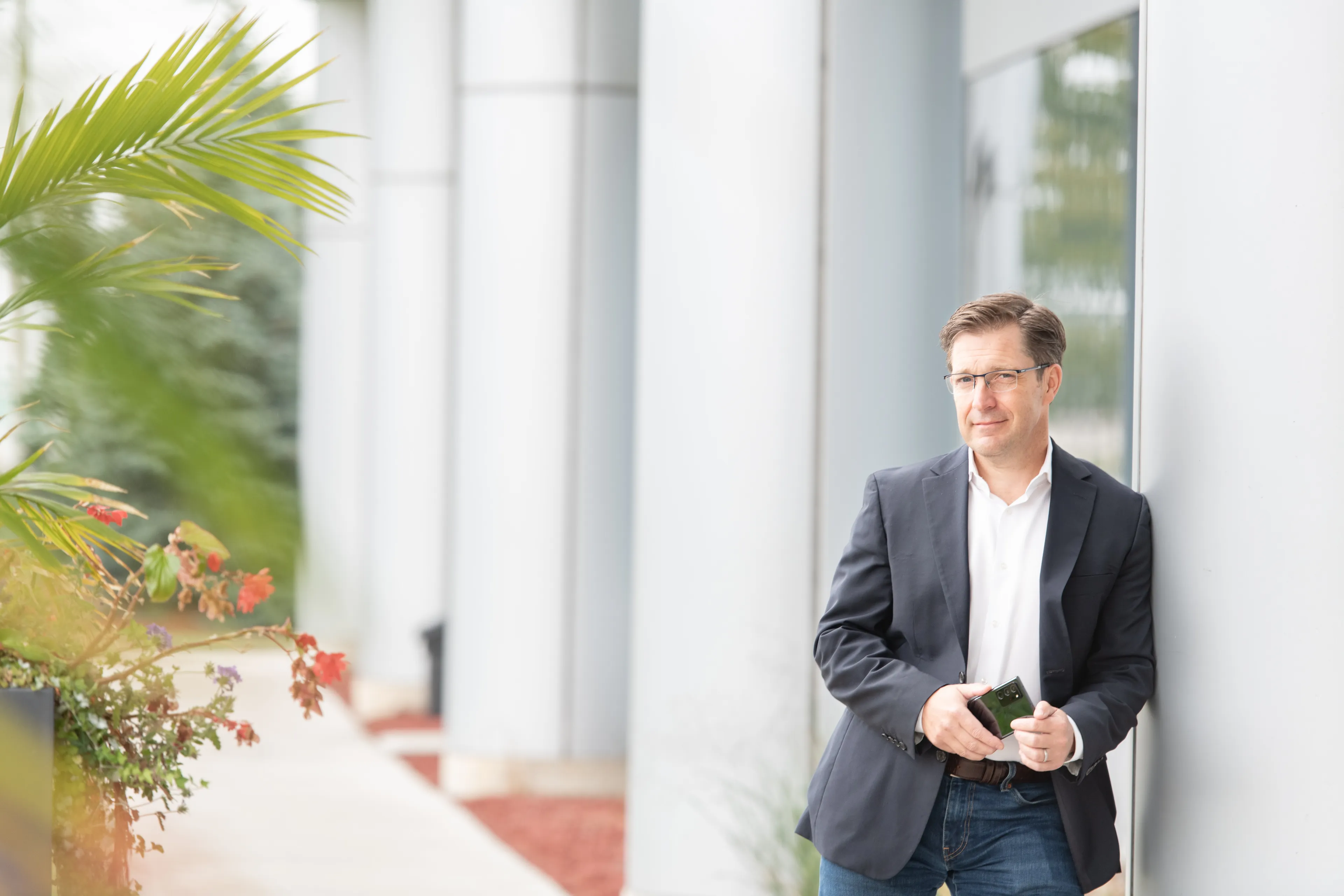 Stephen Wiktorski standing outside, holding a Samsung phone