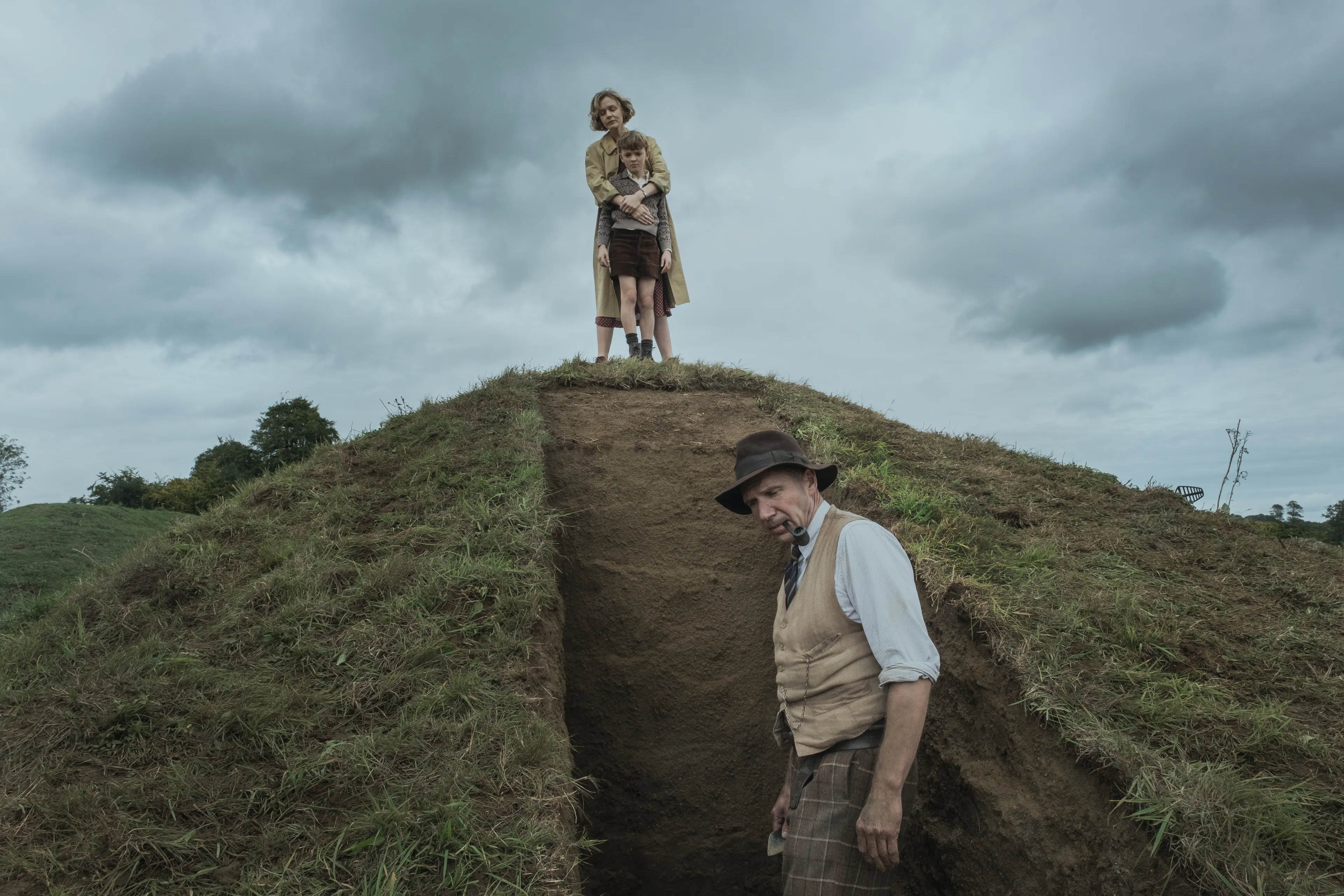 The Dig (L-R): Carey Mulligan as Edith Pretty, Ralph Fiennes as Basil Brown.( Larry Horricks/Netflix)