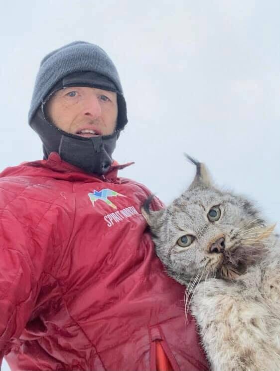 Chris Paulson holds a lynx. (@akurjata/Twitter)