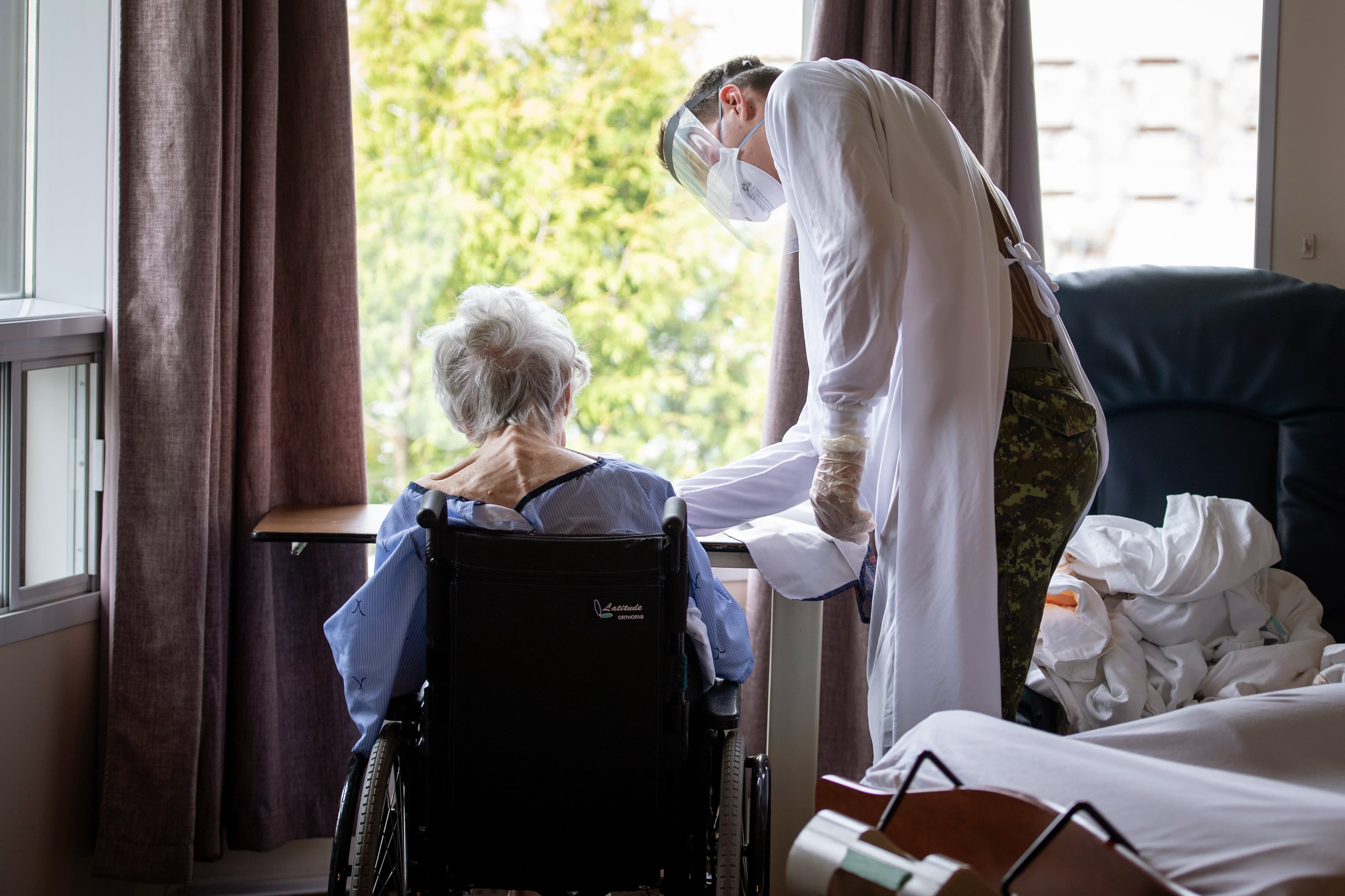 Members of the 4th Battalion, Royal 22e Régiment provided assistance to the residents of Villa Val Des Arbres in Verdun, Que., in May 2020 (Courtesy of Cpl. Genevieve Beaulieu/ DND-MDN Canada)