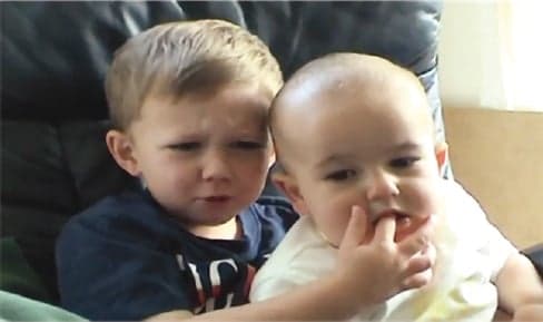 Charlie bit my finger (YouTube)
