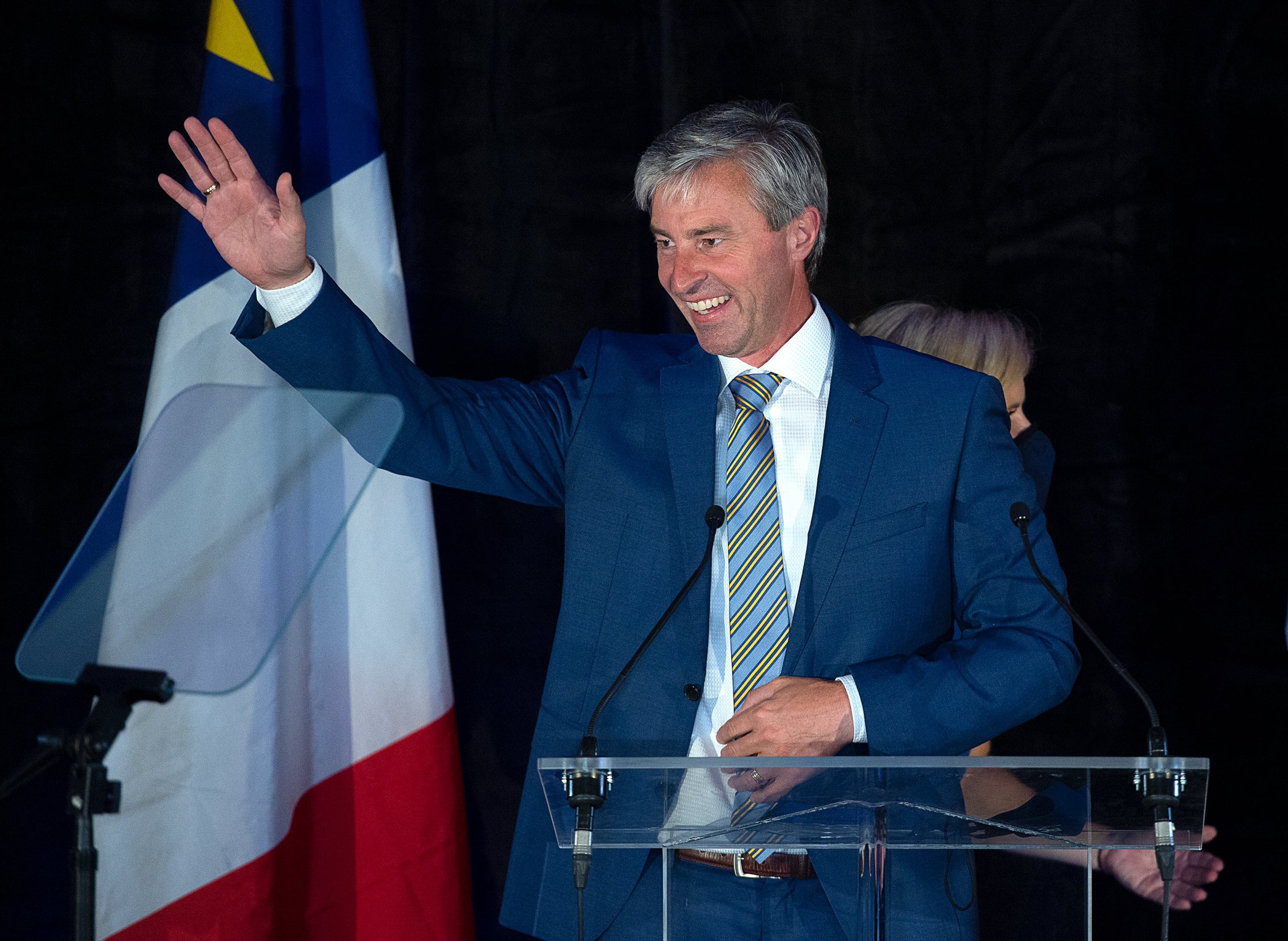 Houston waves to supporters in New Glasgow, N.S. after winning a majority government on Aug. 17, 2021 (Andrew Vaughan/CP)
