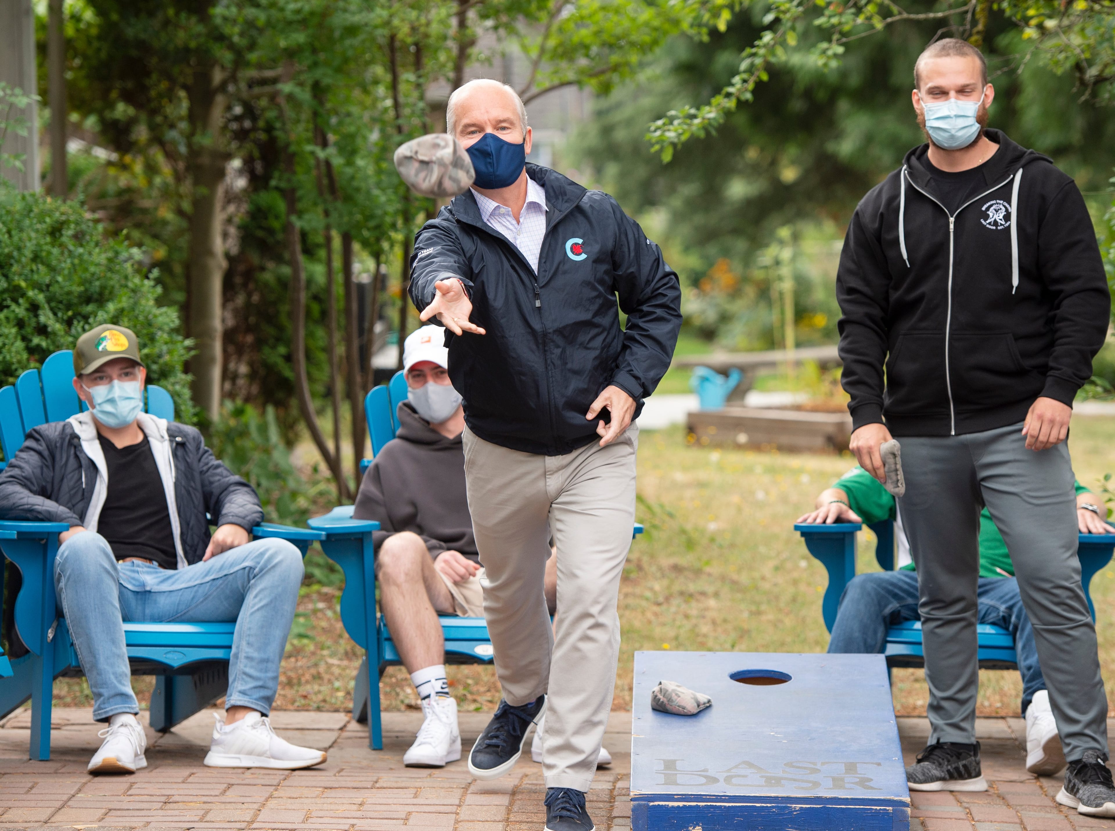 O'Toole plays a game of bean bag toss while campaigning at a drug rehab center on Aug. 22, 2021 in New Westminster, B.C. (Ryan Remiorz/CP)