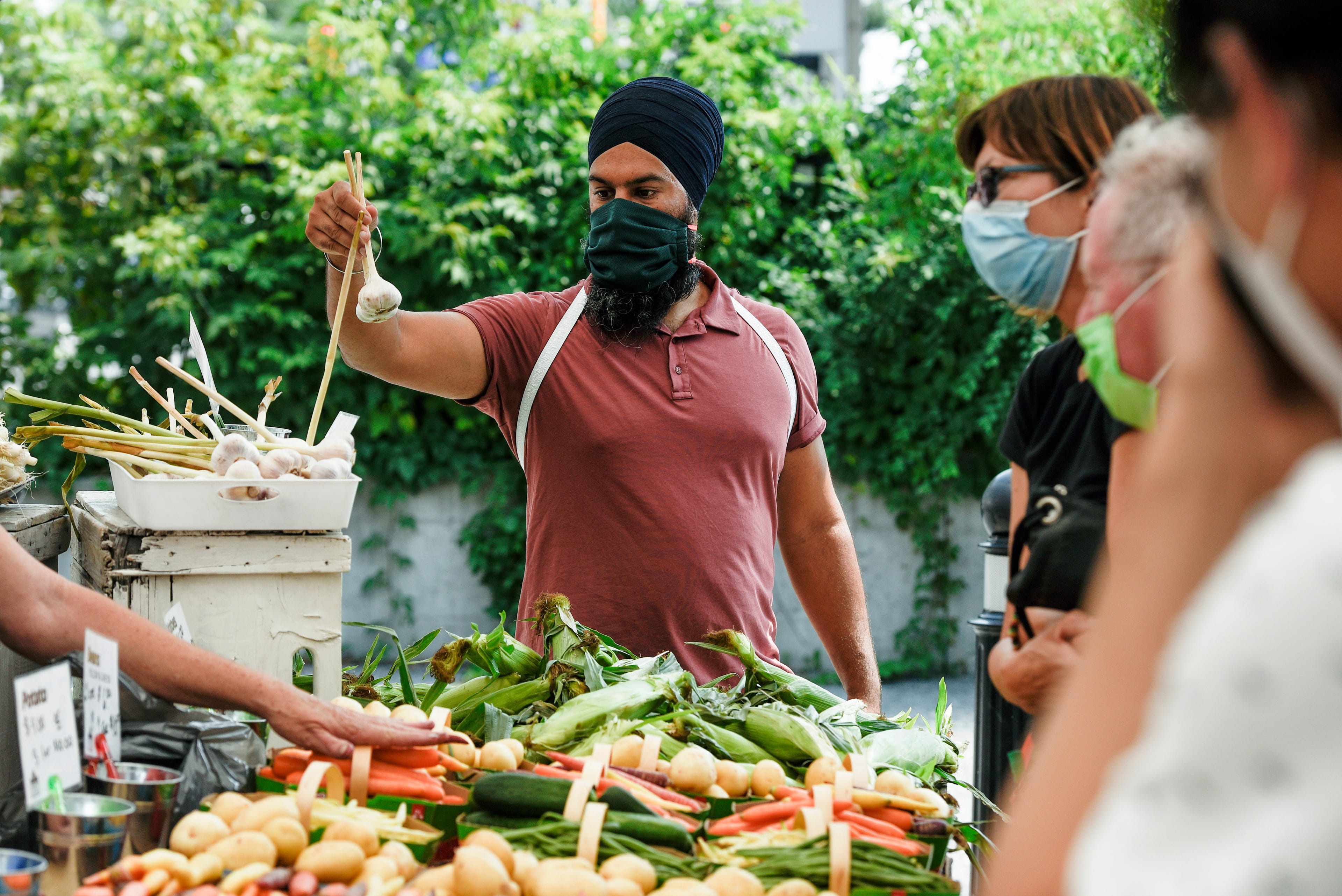 Singh on a walkaround at the Parkdale Public Market in Ottawa. (Justin Tang/CP)