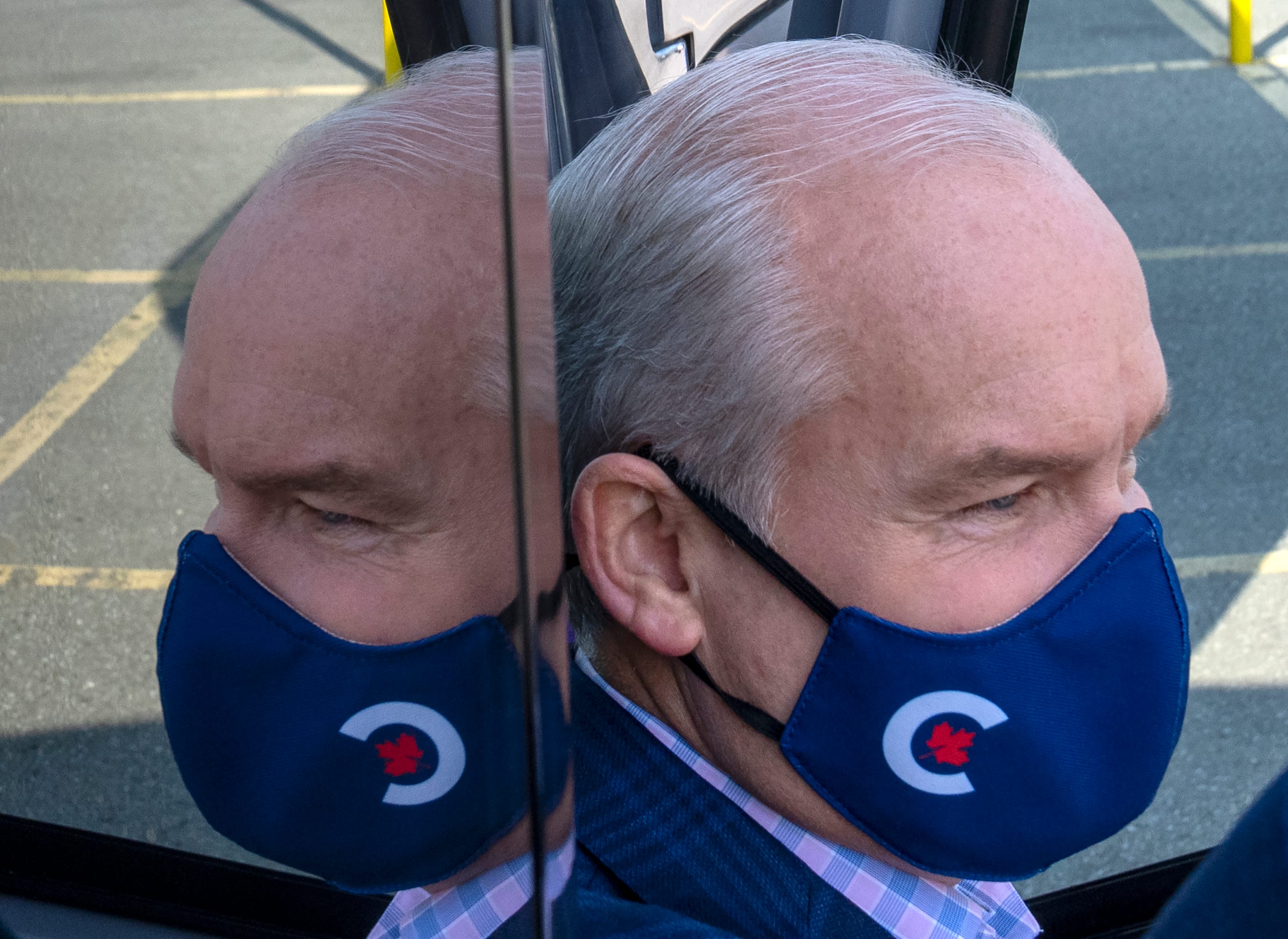 O'Toole gets off his bus at a campaign announcement in Whitby, Ont., on Sept. 11, 2021 (Frank Gunn/CP)