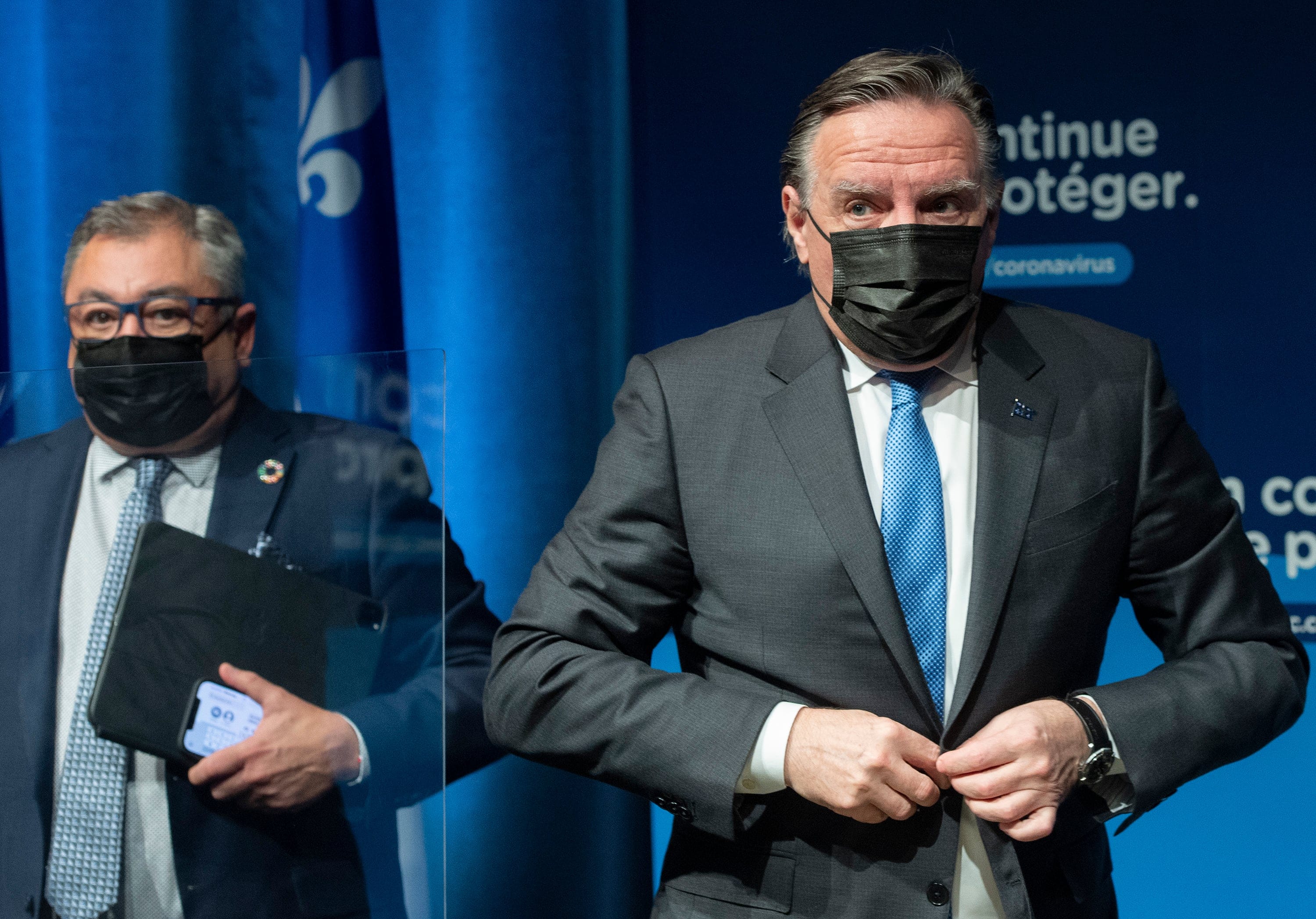 Legault leaves a news conference in Montreal, on Dec. 30, 2021 (Graham Hughes/CP)