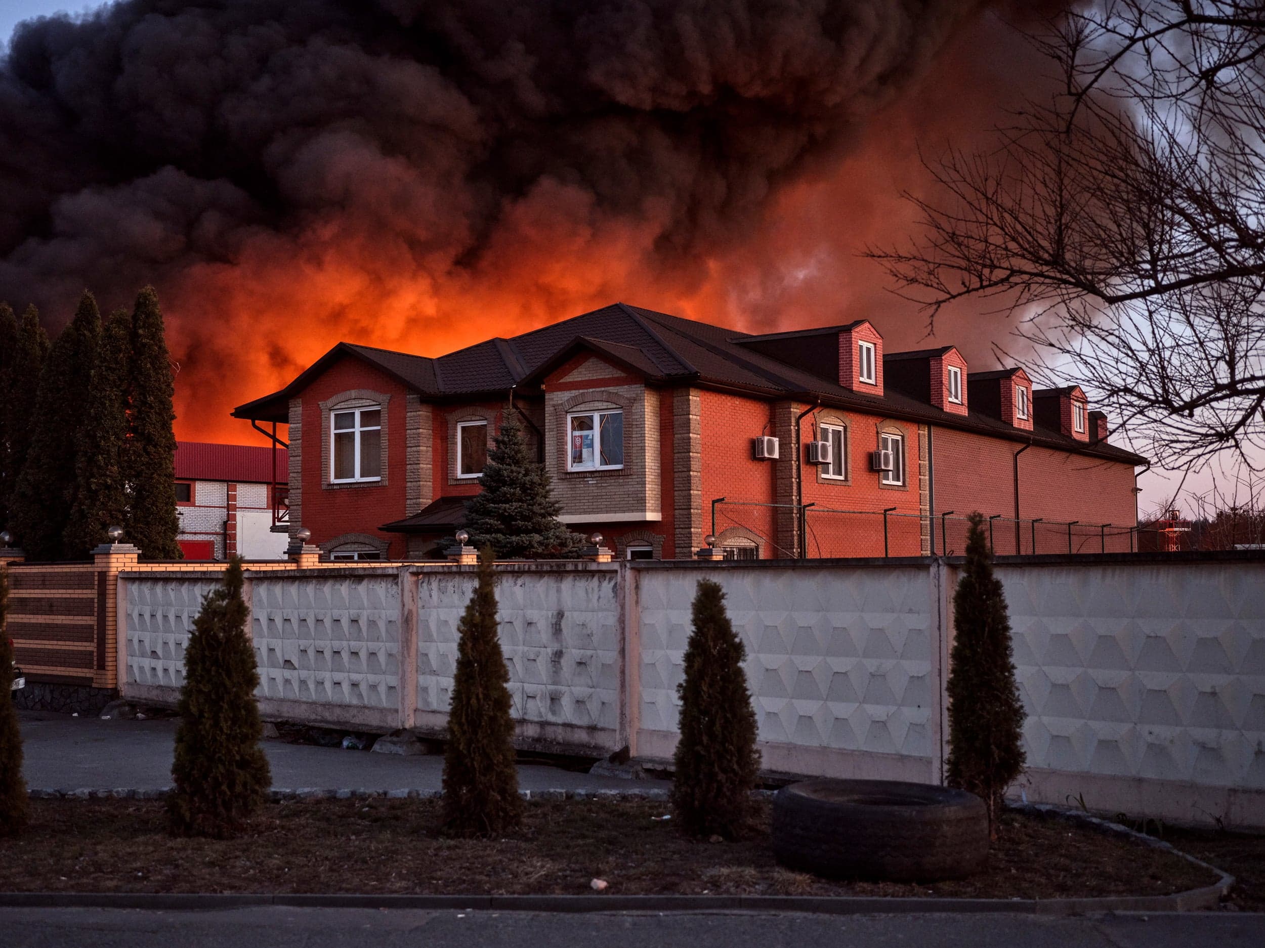 Kyiv, March 17. “People on the ground said they saw an aircraft or a drone dropping munitions moments before an explosion. I visited the site to shoot the effects of the bomb blast up close. I didn’t notice the heat, but that could have been the adrenaline. The fire was in a warehouse, and it lasted for a couple of days before it was finally put out. It left behind a huge black cloud that stretched across a large part of the city.” (Photograph by Philip Cheung)