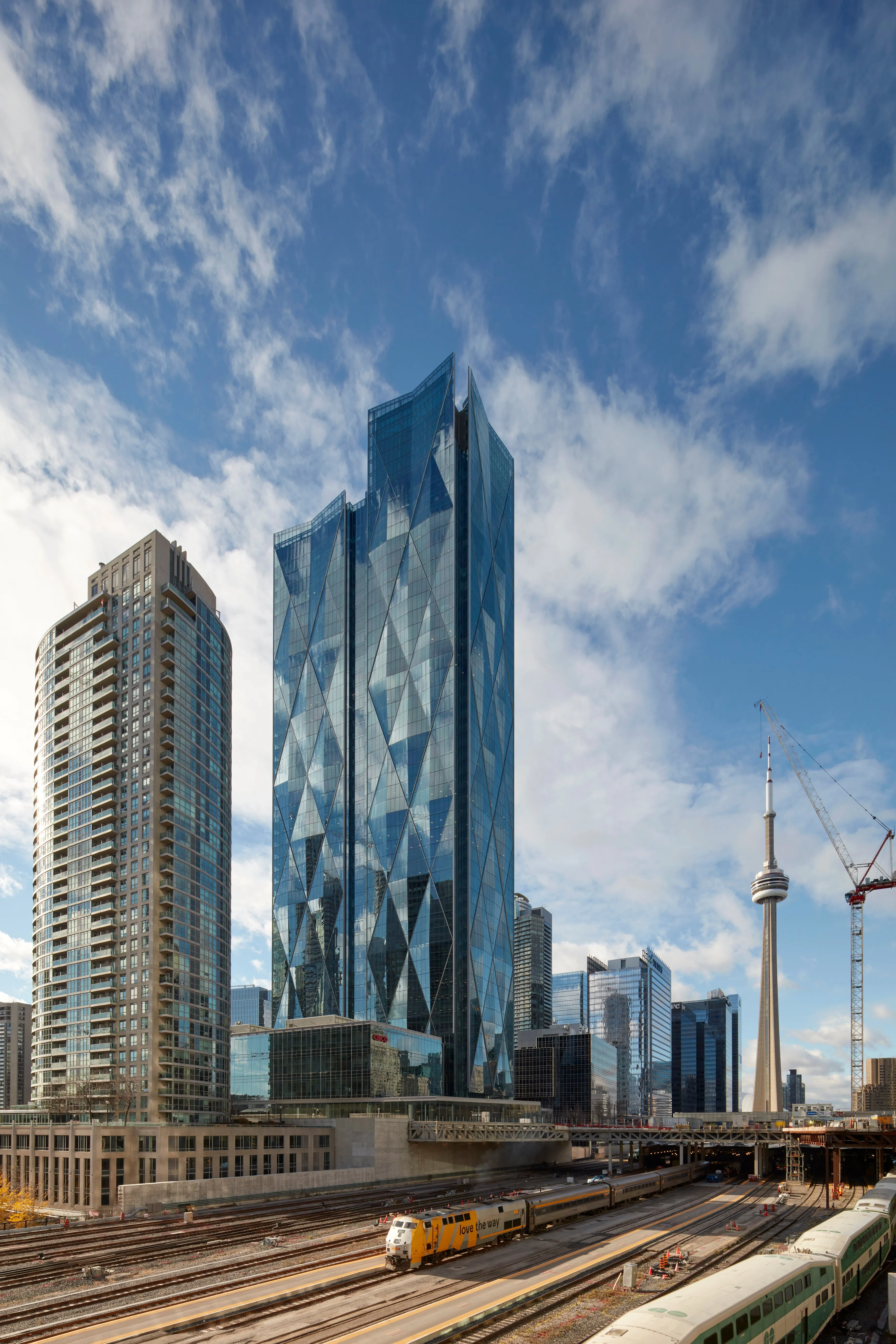 A dramatic floating green space is situated between the towers at the fourth-storey level. The park will feature year-round public programming, including live music, markets and ice skating.