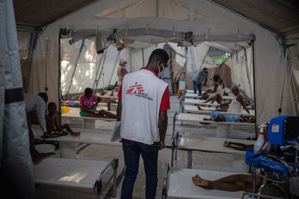An MSF volunteer monitors the health conditions of ill patients.(Photos courtesy MSF)