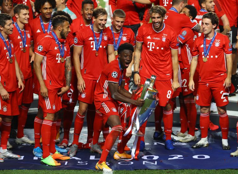 Alphonso Davies of FC Bayern Munich celebrates with the UEFA Champions League Trophy following his team's victory in the UEFA Champions League Final match between Paris Saint-Germain and Bayern Munich at Estadio do Sport Lisboa e Benfica on August 23, 2020 in Lisbon, Portugal. (Julian Finney/UEFA/Getty Images)
