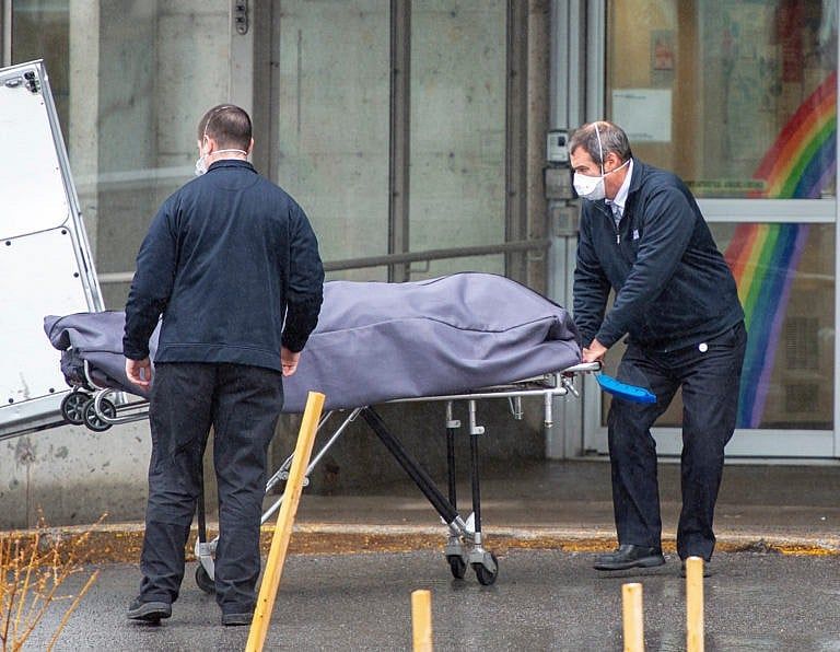 Funeral home workers remove a body from the Centre d'hébergement de Sainte-Dorothée in Laval, Que., in April 2020 (Ryan Remiorz/CP)