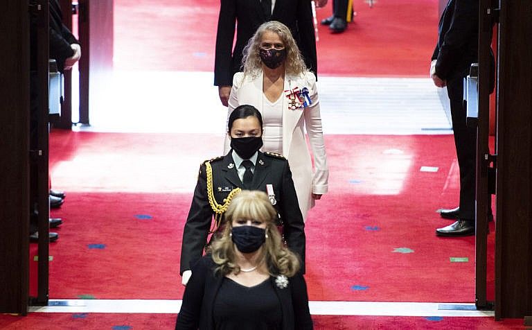 Payette is preceded by Di Lorenzo (at bottom) as she arrives to deliver the Speech from the Throne on Sept. 23, 2020 (CP/Justin Tang)