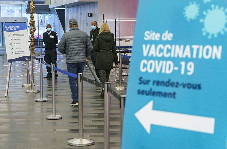 People walk into a COVID-19 vaccination clinic in Montreal, on April 15, 2021 (CP/Paul Chiasson)