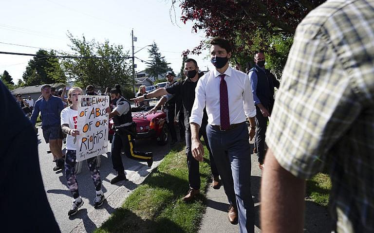 A protester yells at Trudeau as he makes his way to a motorcade in Surrey, B.C., on Aug 25, 2021 (Sean Kilpatrick/CP)