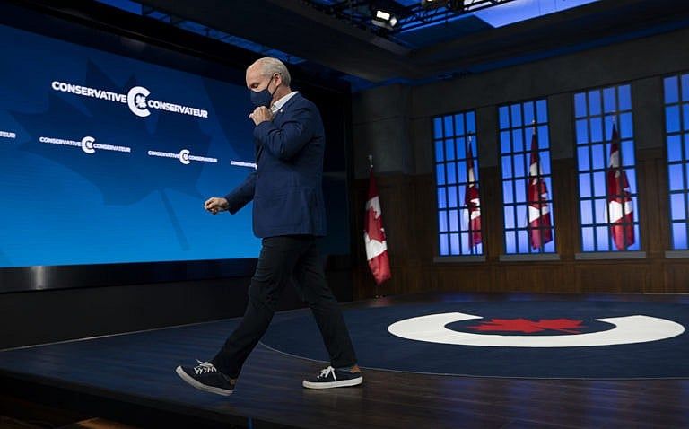 O'Toole leaves the set following a news conference on Sept. 21, 2021 in Ottawa (Adrian Wyld/CP)